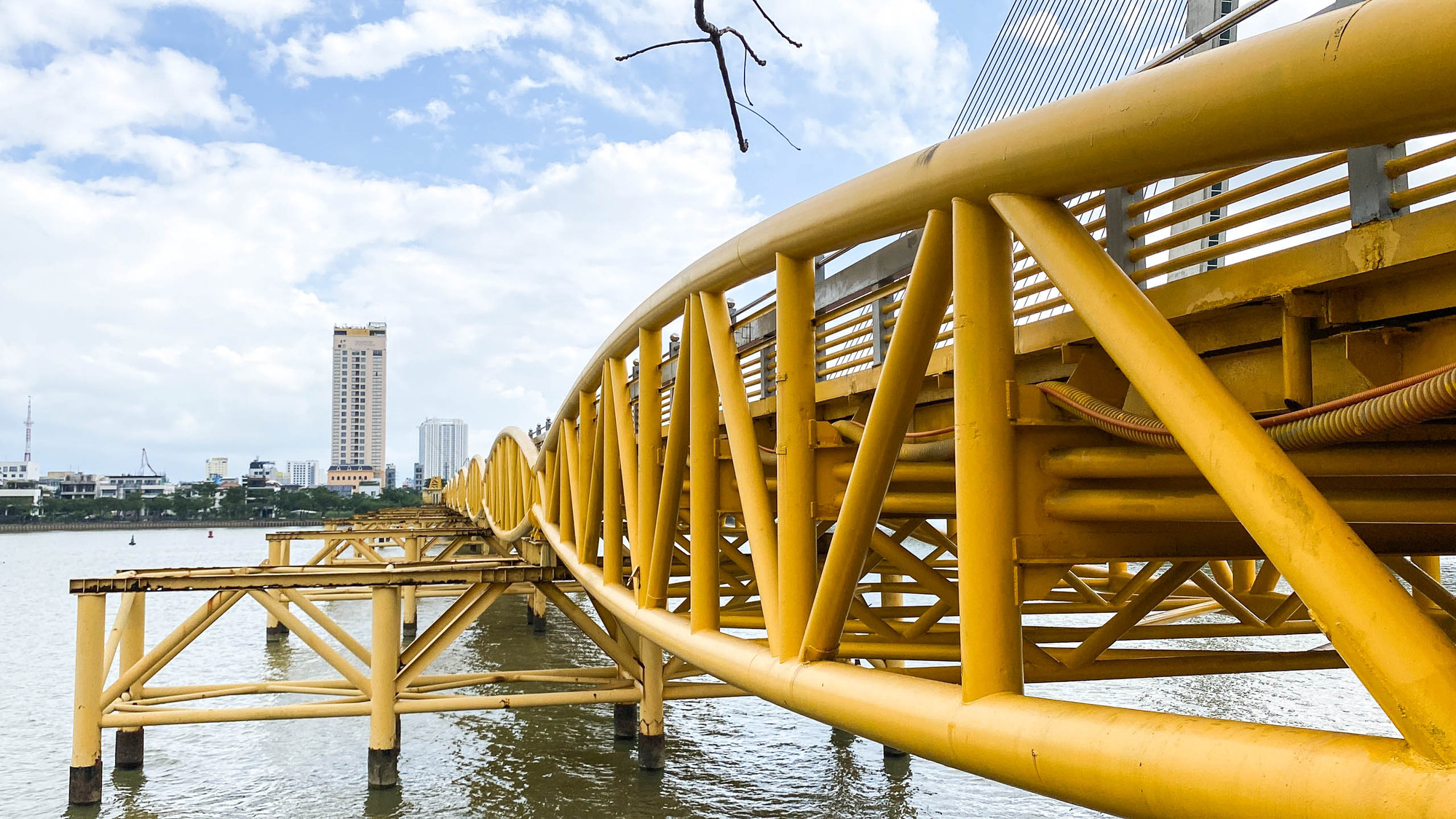 Vào dịp cuối tuần, lễ tết sẽ có các sự kiện, lễ hội đặc sắc tại sân phía Bắc hoặc sân phía Nam công viên bờ Đông và trên cầu Nguyễn Văn Trỗi. Vào dịp cuối tuần, lễ tết sẽ có các sự kiện, lễ hội đặc sắc tại sân phía Bắc hoặc sân phía Nam công viên bờ Đông và trên cầu Nguyễn Văn Trỗi.