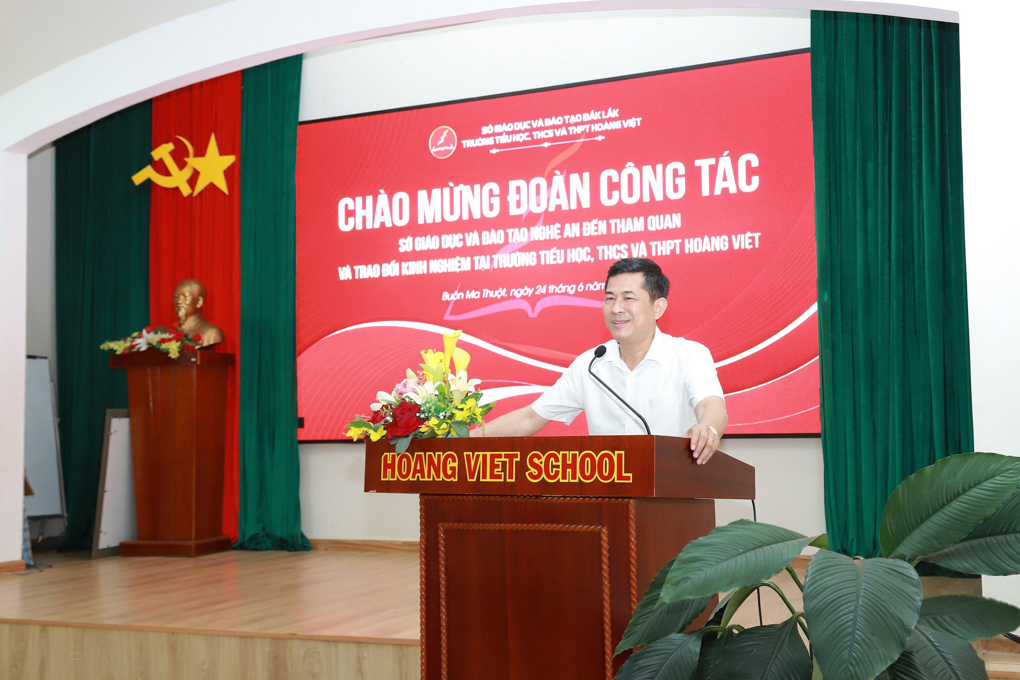 GS.TS Thái Văn Thành - Giám đốc Sở GD&ĐT Nghệ An trao đổi kinh nghiệm với thầy cô giáo Trường Hoàng Việt.