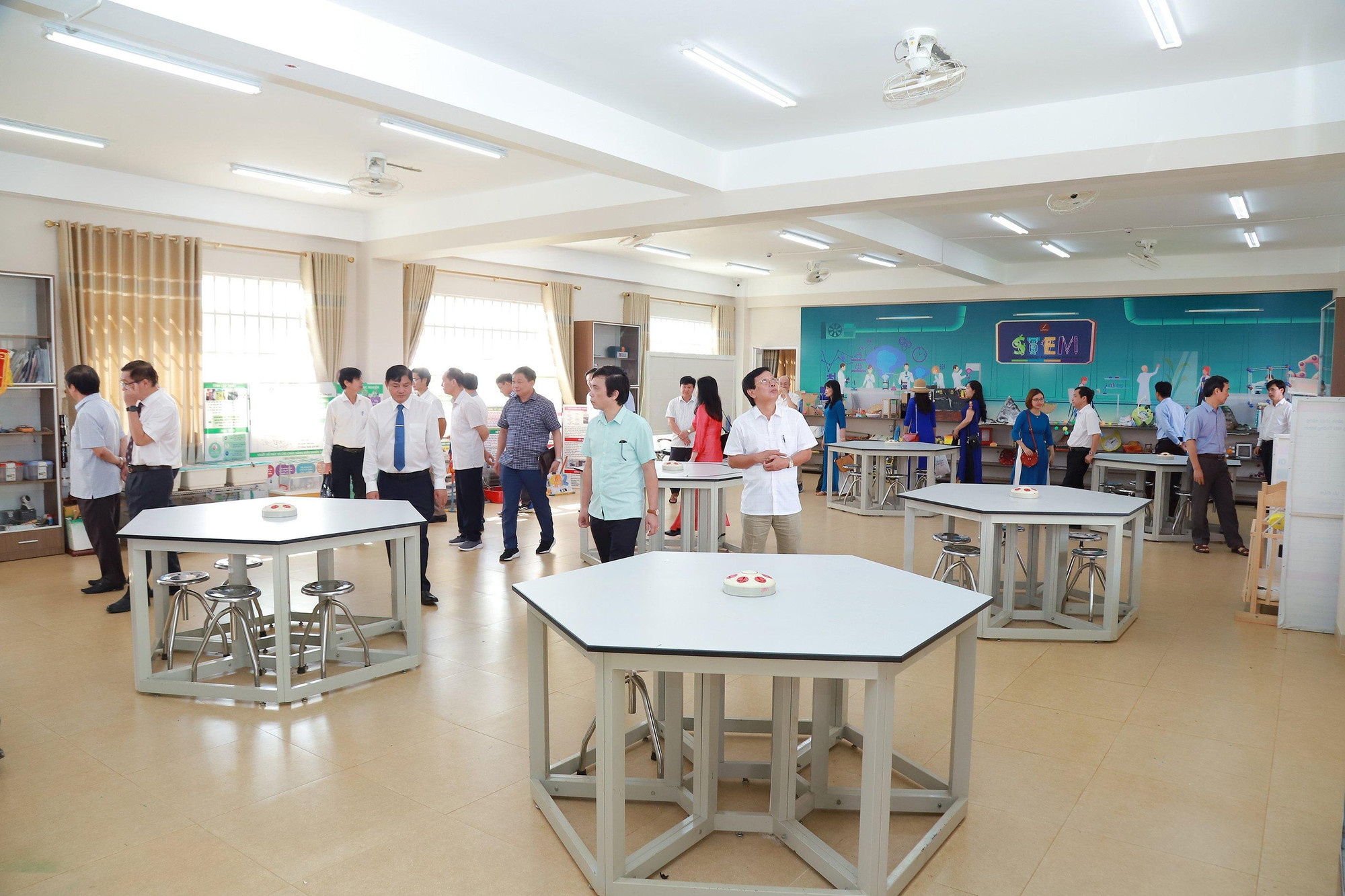 Các đại biểu tham quan, trao đổi kinh nghiệm tại khu giáo STem của Trường Hoàng Việt.