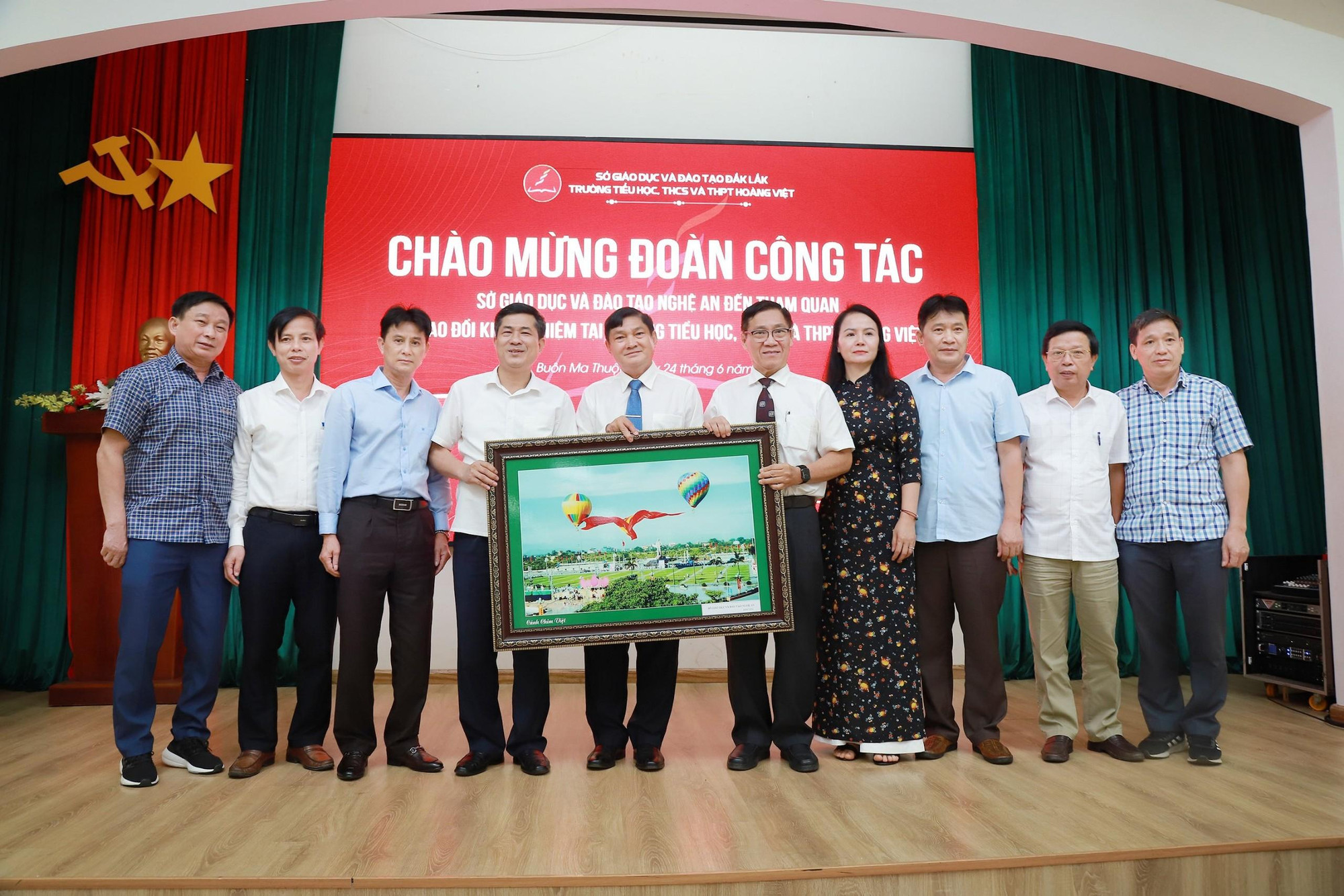 Lãnh đạo Trường Hoàng Việt đón nhận bức tranh lưu niệm từ Sở GD&ĐT Nghệ An.