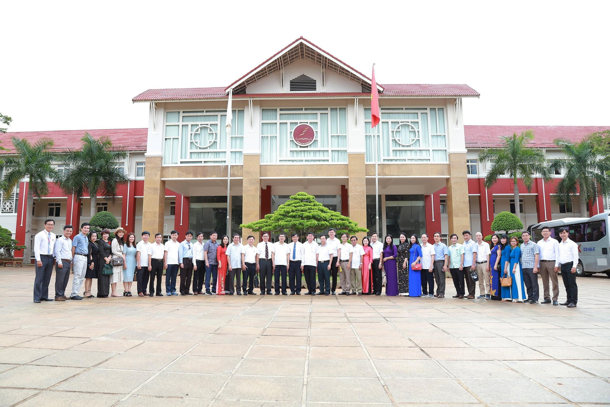 Đoàn công tác của Sở GD&ĐT Nghệ An trao đổi kinh nghiệm tại Trường Hoàng Việt.