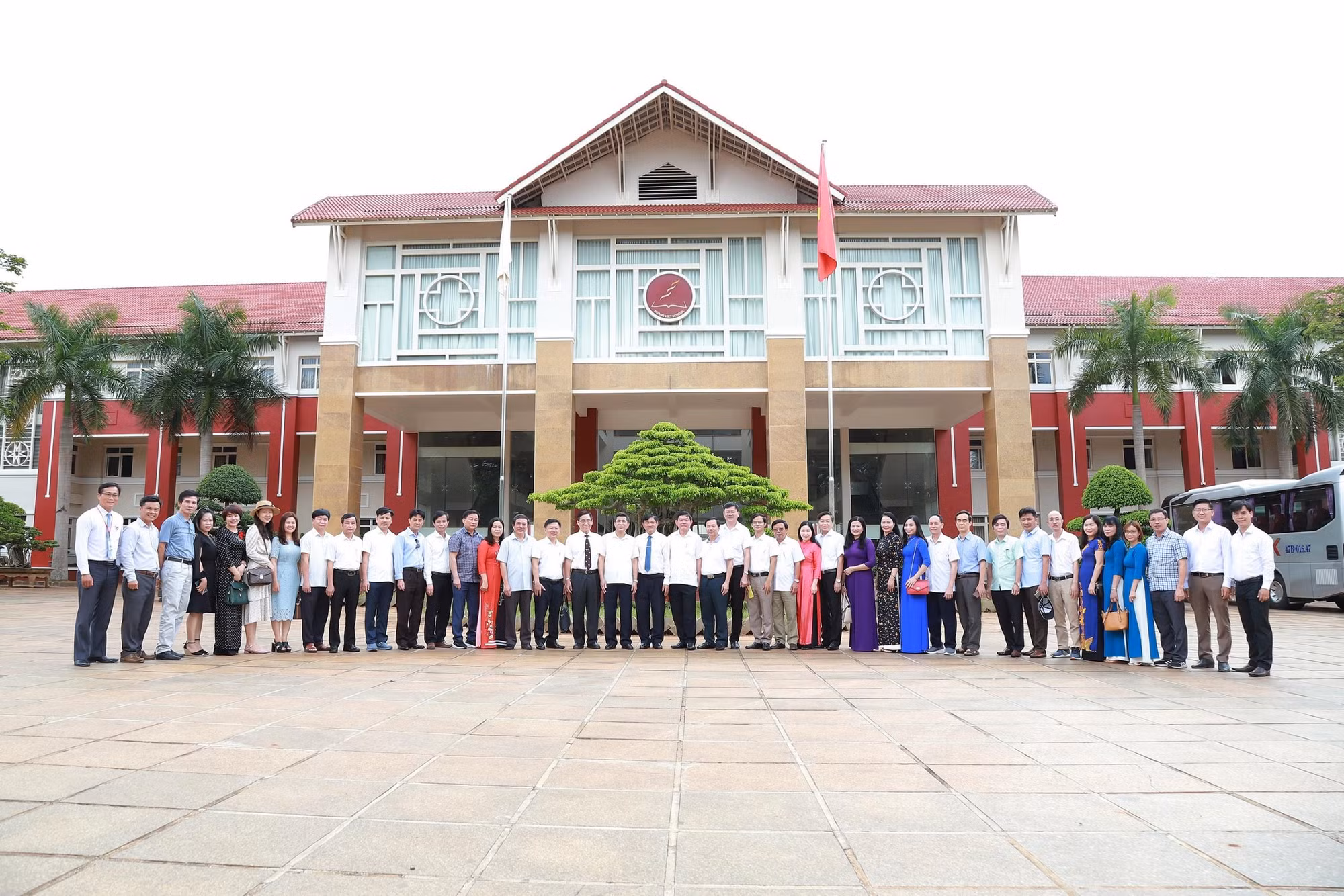 Đoàn công tác của Sở GD&ĐT Nghệ An trao đổi kinh nghiệm tại Trường Hoàng Việt.