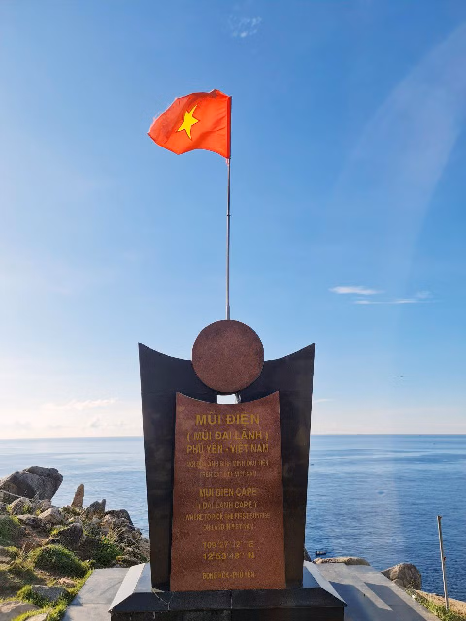 Cột mốc “Điểm cực Đông - Nơi đón ánh bình minh đầu tiên trên đất liền Việt Nam” là địa điểm được nhiều bạn trẻ cùng bạn bè và người thân check-in lưu lại những khoảnh khắc đáng nhớ.