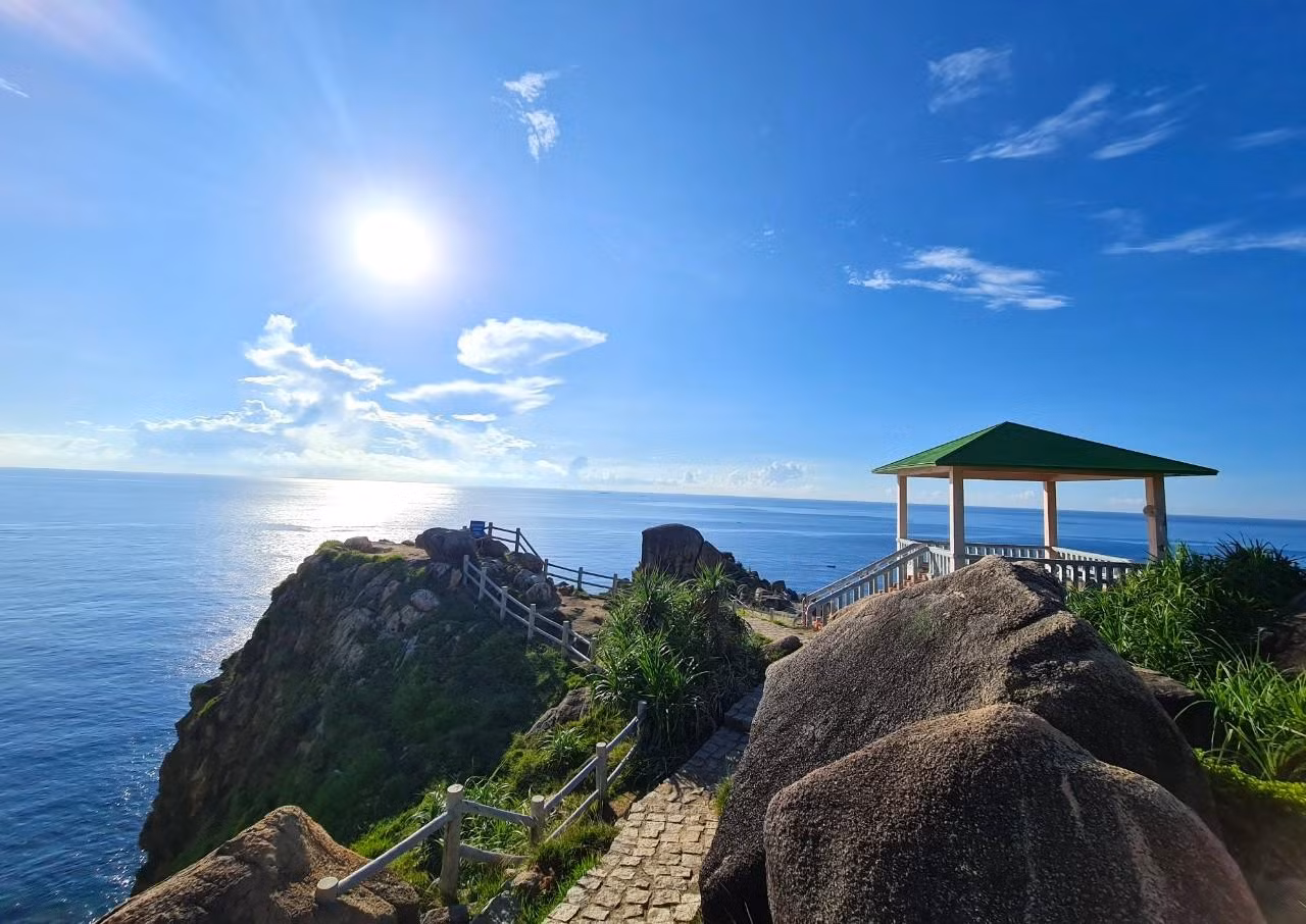 Đứng ở mũi Rạng Đông phóng tầm mắt ra xa, bạn sẽ được ngắm khung cảnh bình minh đẹp đến nao lòng.