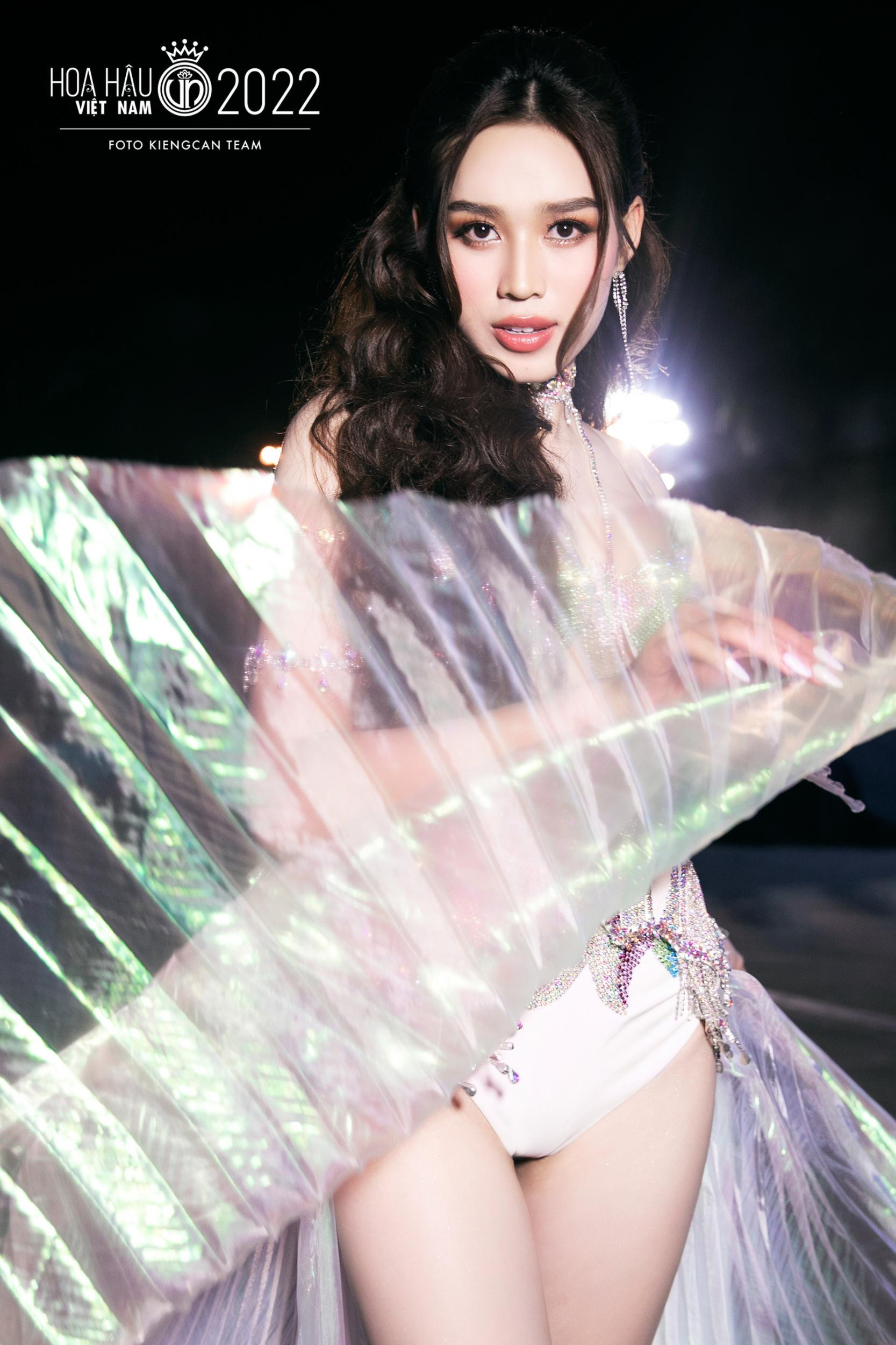 Đảm nhận vai trò vedette, Hoa hậu Đỗ Hà xuất hiện đầy nổi bật trên nền nhạc của ca sĩ Mlee.