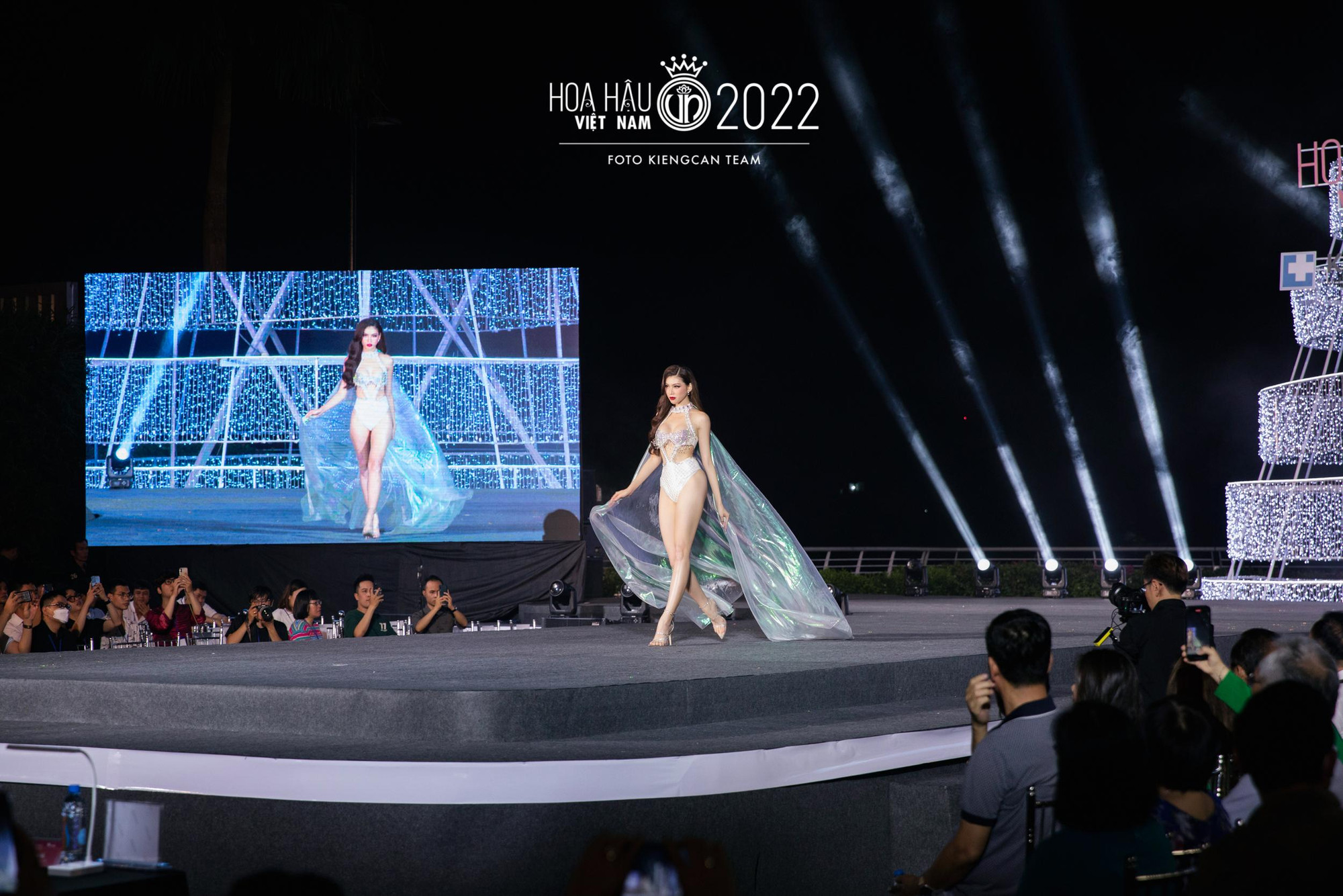 Đặc biệt vẻ đẹp sắc sảo khiến cô nàng vô cùng nổi bật trên sân khấu.