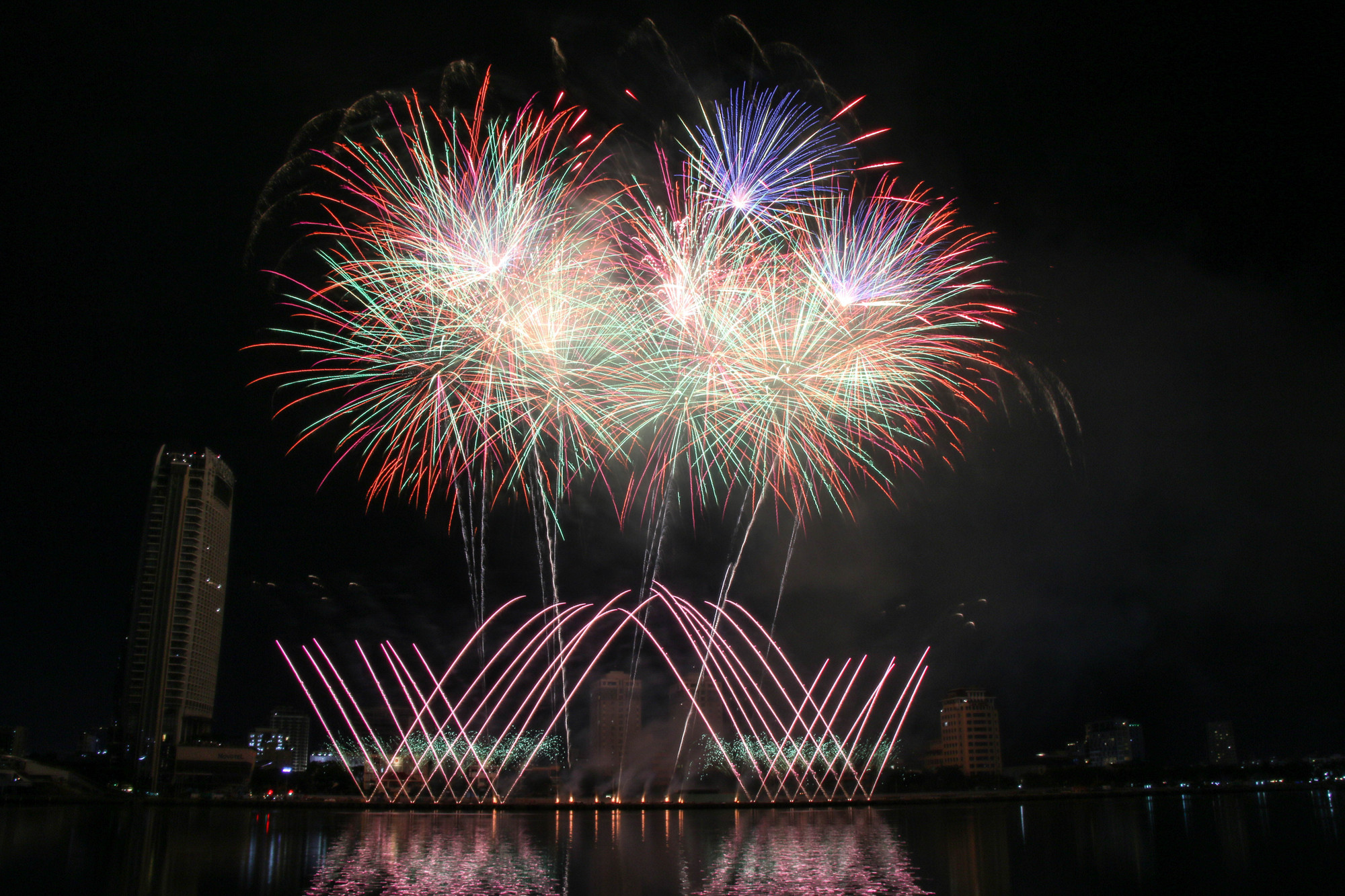 Bằng đẳng cấp của đương kim vô địch, những chùm pháo được bắn hết sức tài tình. Bằng đẳng cấp của đương kim vô địch, những chùm pháo được bắn hết sức tài tình.