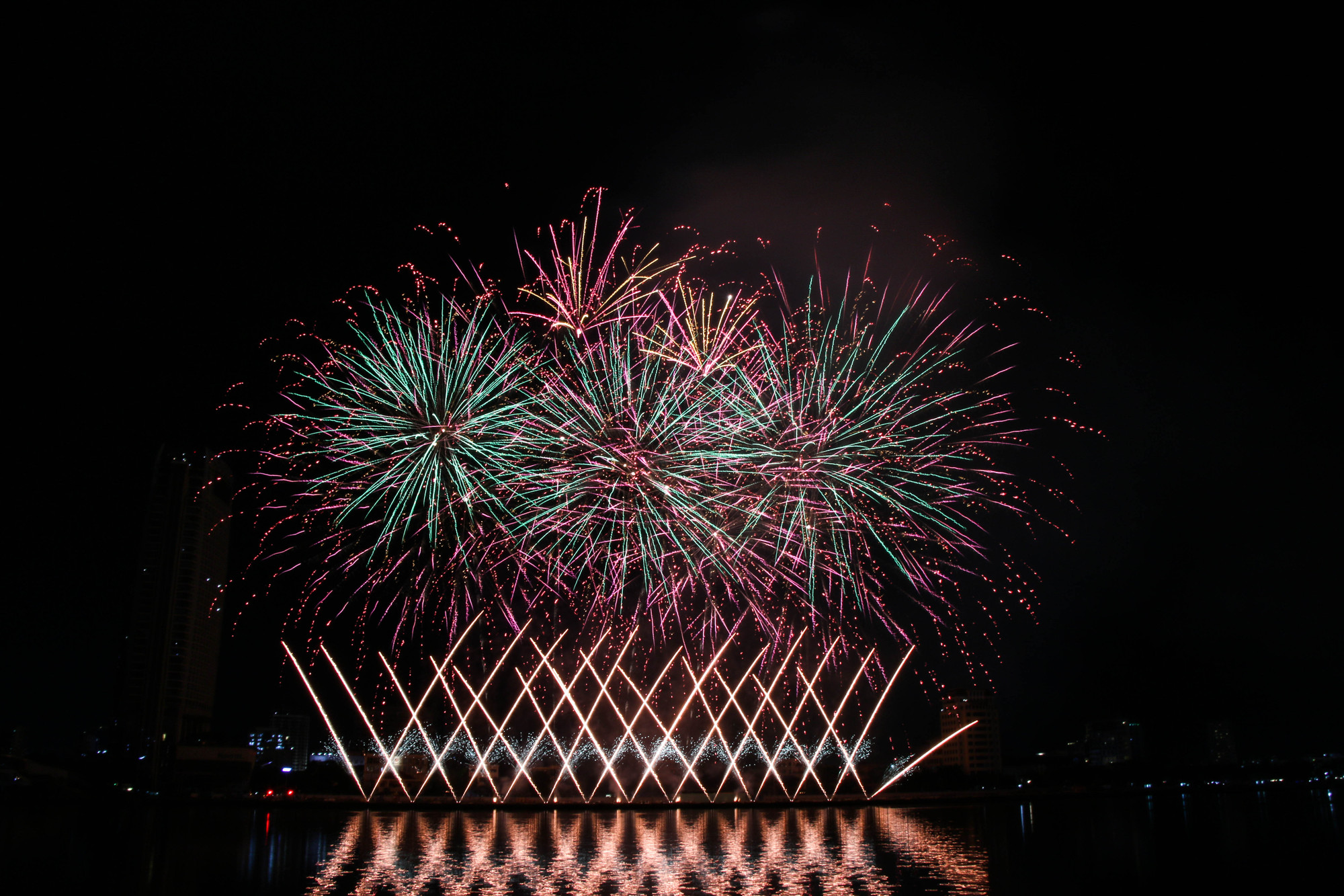 Những hình pháo từ cây cọ, hình cầu, cây liễu đến hoa cúc,... hòa nhịp theo những âm thanh cuốn hút của “The Light”, “Requiem for A Dying Sea”, “Dancing Queen",... Những hình pháo từ cây cọ, hình cầu, cây liễu đến hoa cúc,... hòa nhịp theo những âm thanh cuốn hút của “The Light”, “Requiem for A Dying Sea”, “Dancing Queen",...