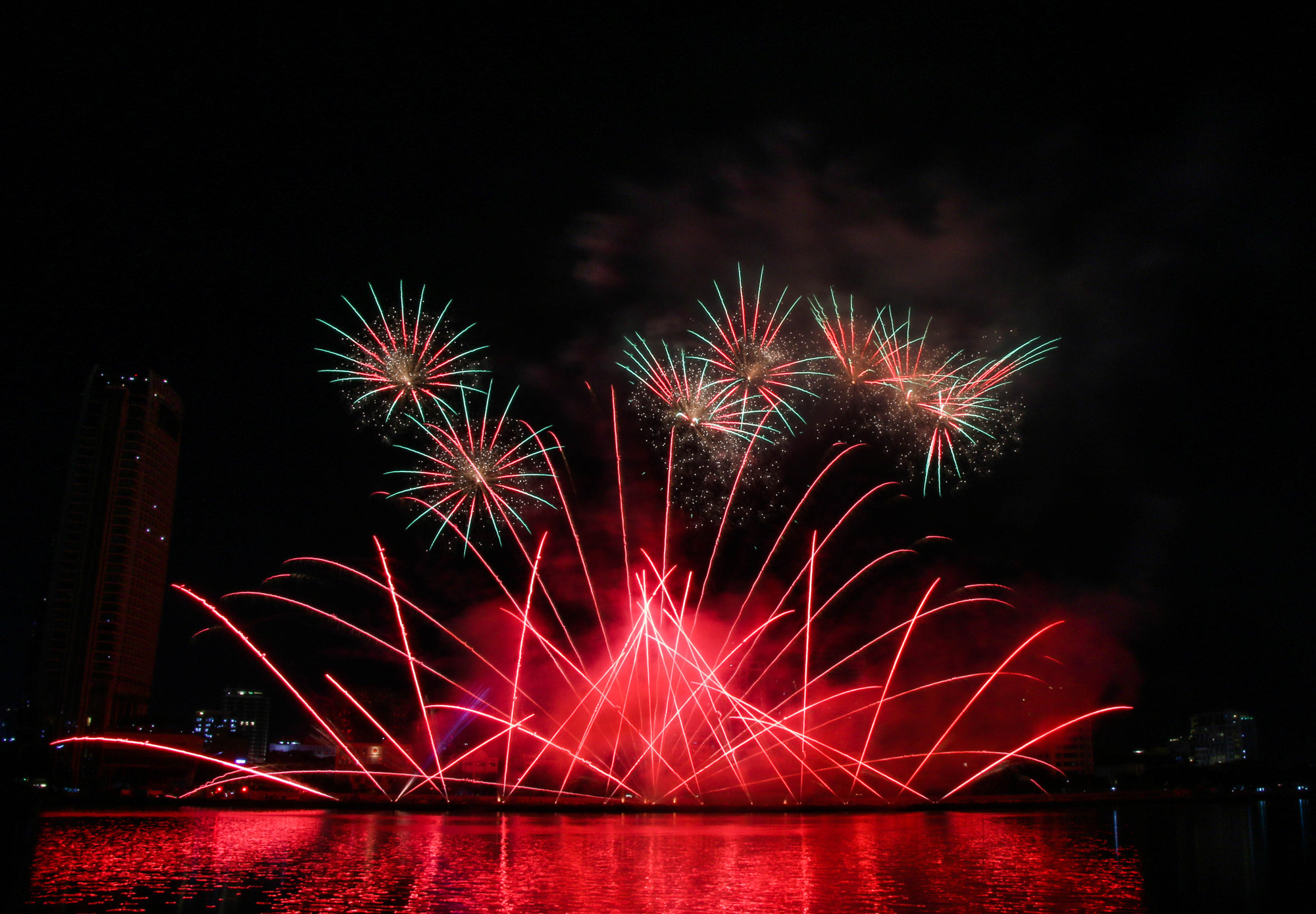 Lấy hình tượng rồng, cũng là linh vật năm 2024 của văn hóa Việt Nam, đội đương kim vô địch Pháp đã vẽ lên bầu trời sông Hàn những “vũ điệu” đầy mê hoặc và cuốn hút. Lấy hình tượng rồng, cũng là linh vật năm 2024 của văn hóa Việt Nam, đội đương kim vô địch Pháp đã vẽ lên bầu trời sông Hàn những “vũ điệu” đầy mê hoặc và cuốn hút.