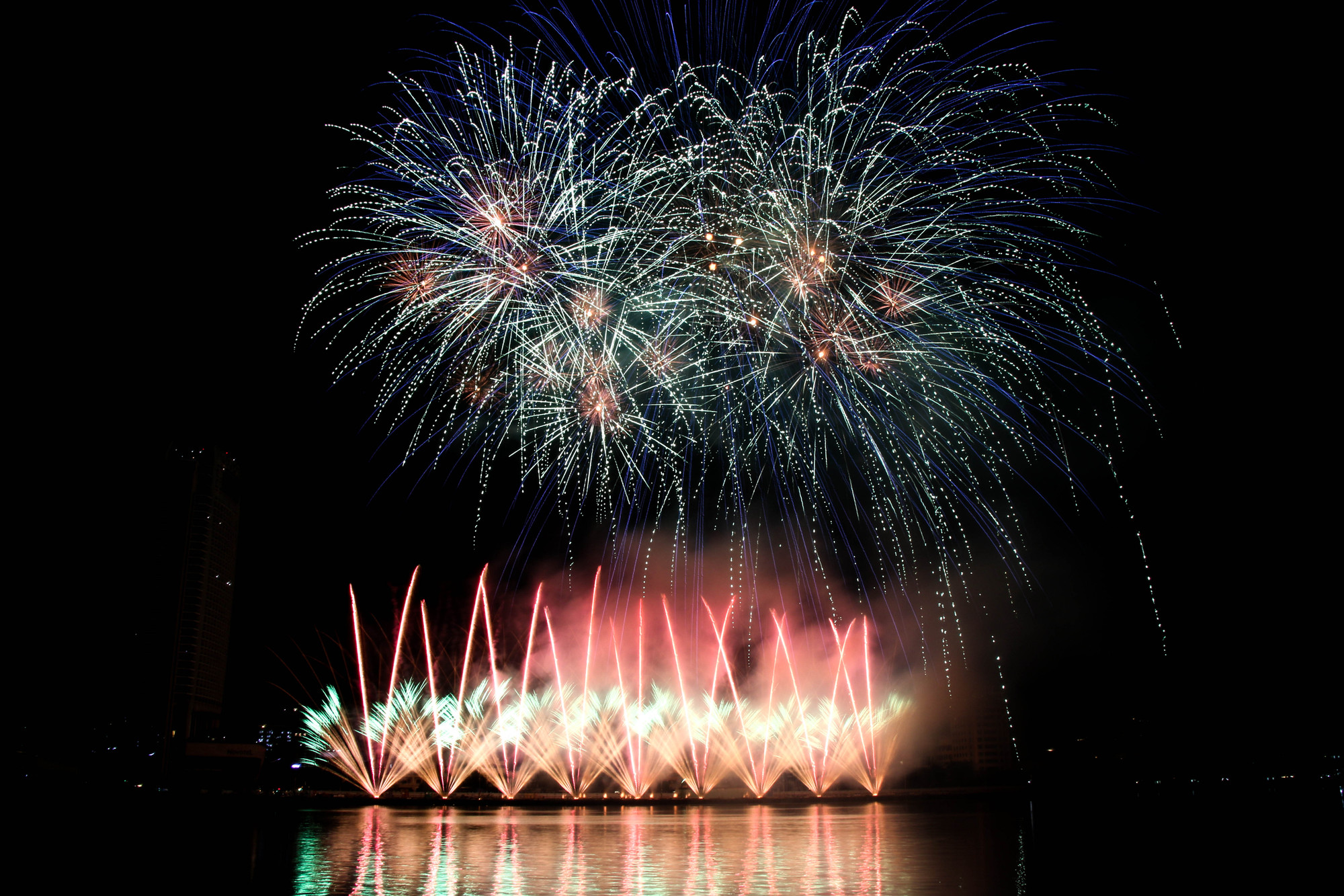 Bắt đầu bằng âm hưởng hùng tráng, có phần da diết của “Lady Dragon”, pháo hoa của đội Pháp được bắn lên bầu trời tạo nên những dòng sóng ánh sáng uốn lượn. Bắt đầu bằng âm hưởng hùng tráng, có phần da diết của “Lady Dragon”, pháo hoa của đội Pháp được bắn lên bầu trời tạo nên những dòng sóng ánh sáng uốn lượn.