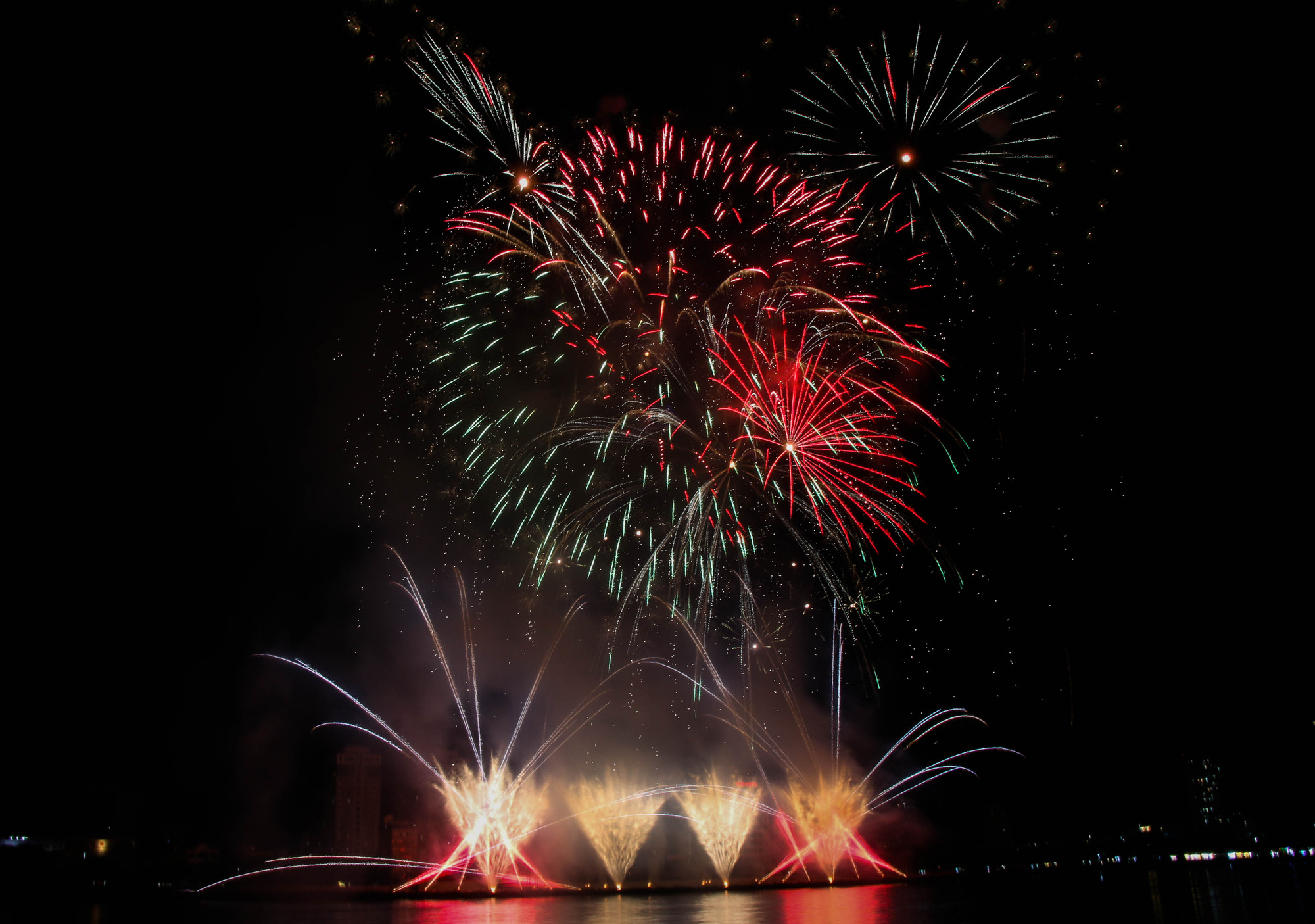 Với kinh nghiệm “chinh chiến” hơn một thập kỷ, đội thi đã ngày càng hoàn thiện kỹ thuật bắn, tạo nên một màn trình diễn mãn nhãn và vỡ òa cảm xúc với 3 chương. Với kinh nghiệm “chinh chiến” hơn một thập kỷ, đội thi đã ngày càng hoàn thiện kỹ thuật bắn, tạo nên một màn trình diễn mãn nhãn và vỡ òa cảm xúc với 3 chương.