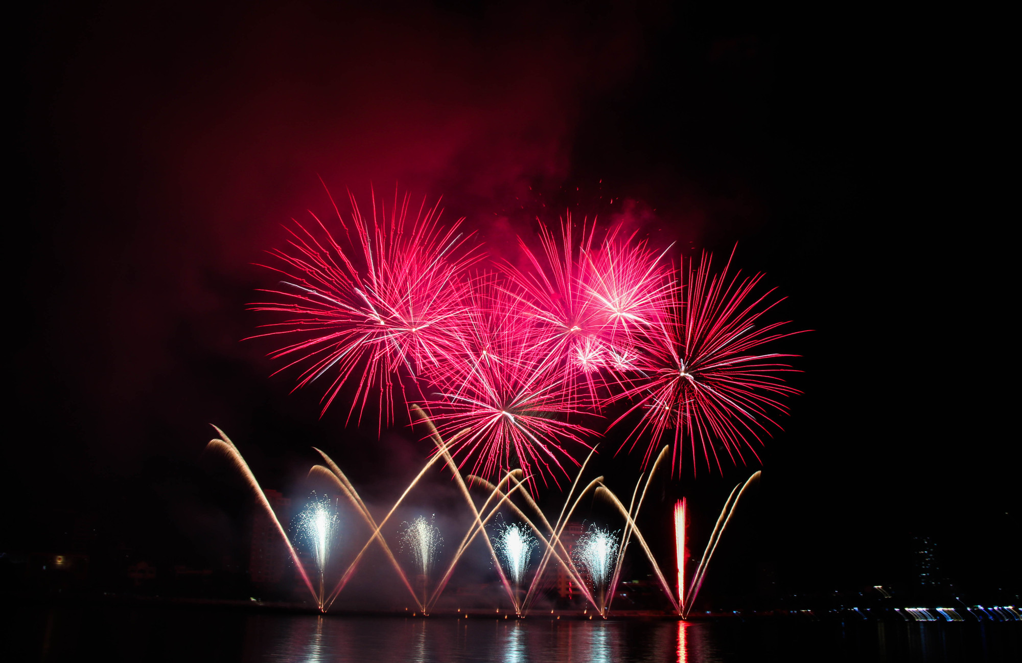 Với chủ đề “Tinh hoa văn hóa”, đêm khai mạc đã mở màn cho chuỗi 5 đêm pháo hoa kéo dài từ ngày 8/6 - 13/7. Với chủ đề “Tinh hoa văn hóa”, đêm khai mạc đã mở màn cho chuỗi 5 đêm pháo hoa kéo dài từ ngày 8/6 - 13/7.