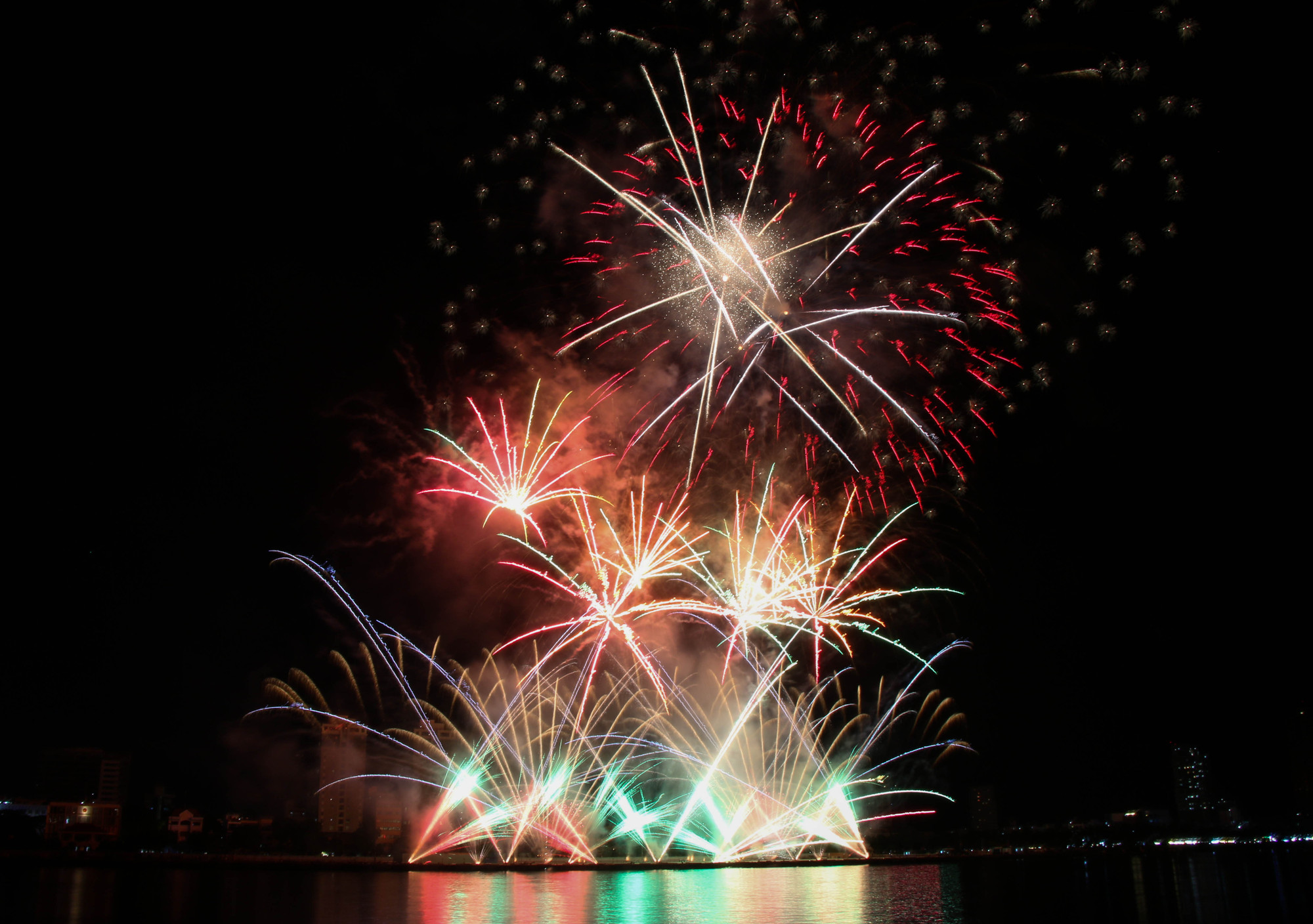 Kịch bản pháo công phu cùng kỹ thuật bắn được nâng tầm khác biệt là nhận xét chung của nhiều khán giả năm nay về màn trình diễn mang tên “Vũ điệu bầu trời” của đội Đà Nẵng. Kịch bản pháo công phu cùng kỹ thuật bắn được nâng tầm khác biệt là nhận xét chung của nhiều khán giả năm nay về màn trình diễn mang tên “Vũ điệu bầu trời” của đội Đà Nẵng.