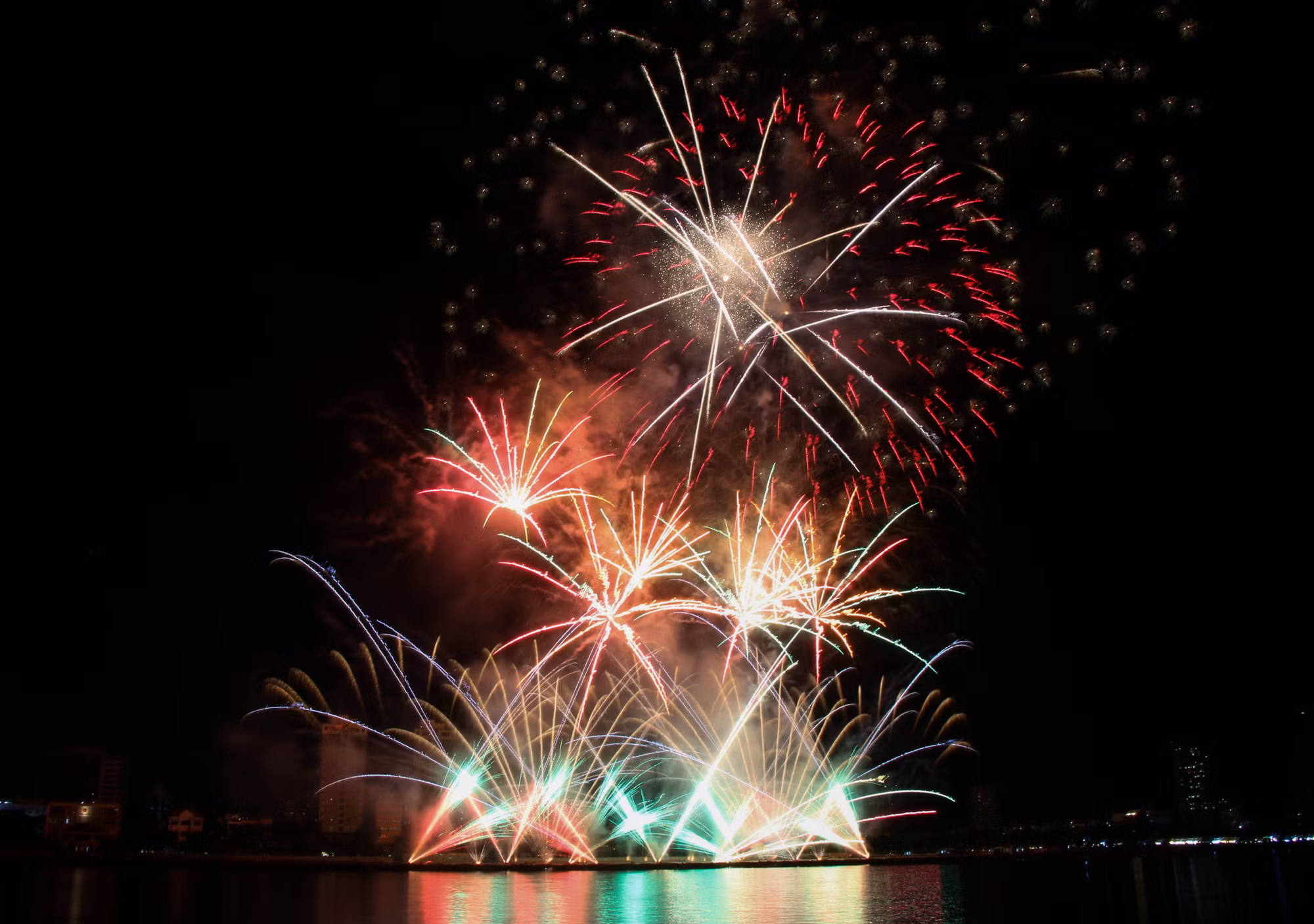 Kịch bản pháo công phu cùng kỹ thuật bắn được nâng tầm khác biệt là nhận xét chung của nhiều khán giả năm nay về màn trình diễn mang tên “Vũ điệu bầu trời” của đội Đà Nẵng.