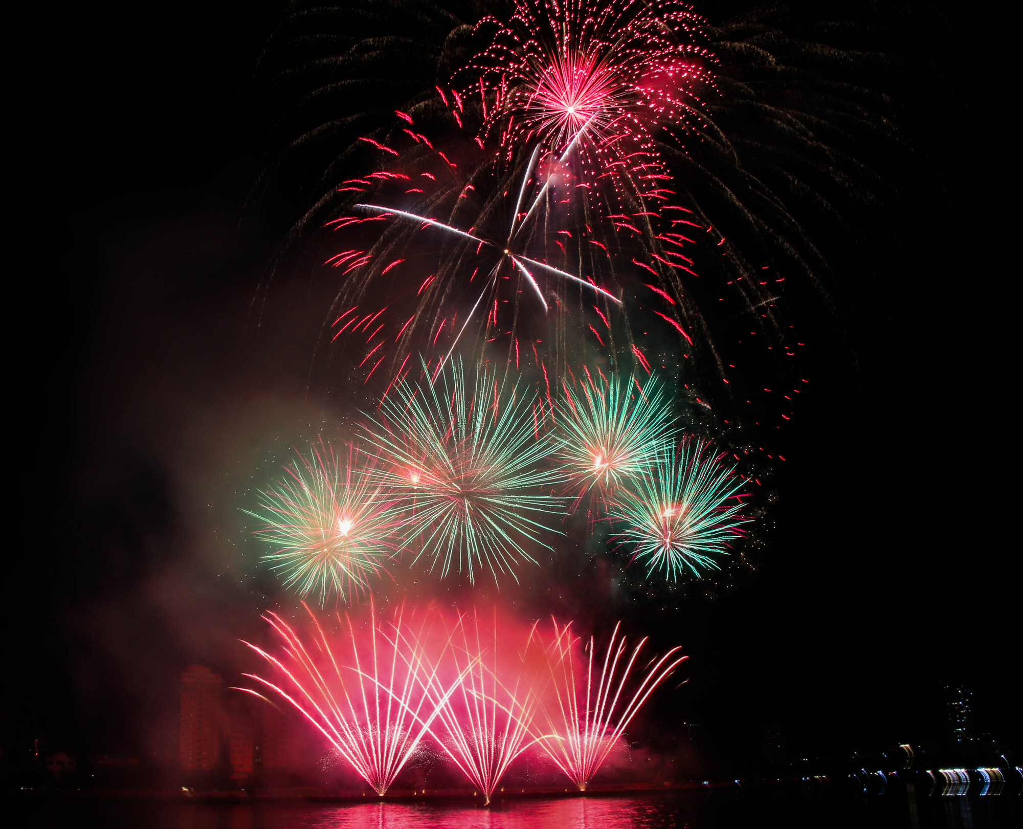 Như những cánh chim chao liệng trên bầu trời, nhẹ nhàng và bay bổng, những bông pháo đầu tiên của đội Việt Nam hiện lên trong những thanh âm ngọt ngào của bài hát “Thiên đàng”. Như những cánh chim chao liệng trên bầu trời, nhẹ nhàng và bay bổng, những bông pháo đầu tiên của đội Việt Nam hiện lên trong những thanh âm ngọt ngào của bài hát “Thiên đàng”.