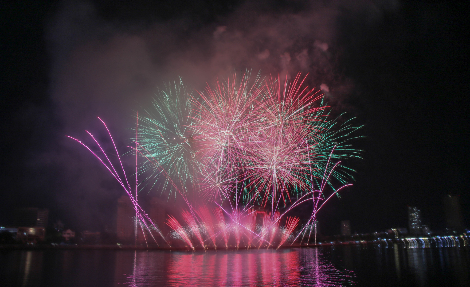 Khi âm nhạc bắt đầu sôi động cũng là lúc các đợt pháo hoa bùng nổ. Pháo hoa đã tắt nhưng thắp lên là thông điệp mạnh mẽ về tình đoàn kết và hữu nghị giữa các dân tộc. Khi âm nhạc bắt đầu sôi động cũng là lúc các đợt pháo hoa bùng nổ. Pháo hoa đã tắt nhưng thắp lên là thông điệp mạnh mẽ về tình đoàn kết và hữu nghị giữa các dân tộc.