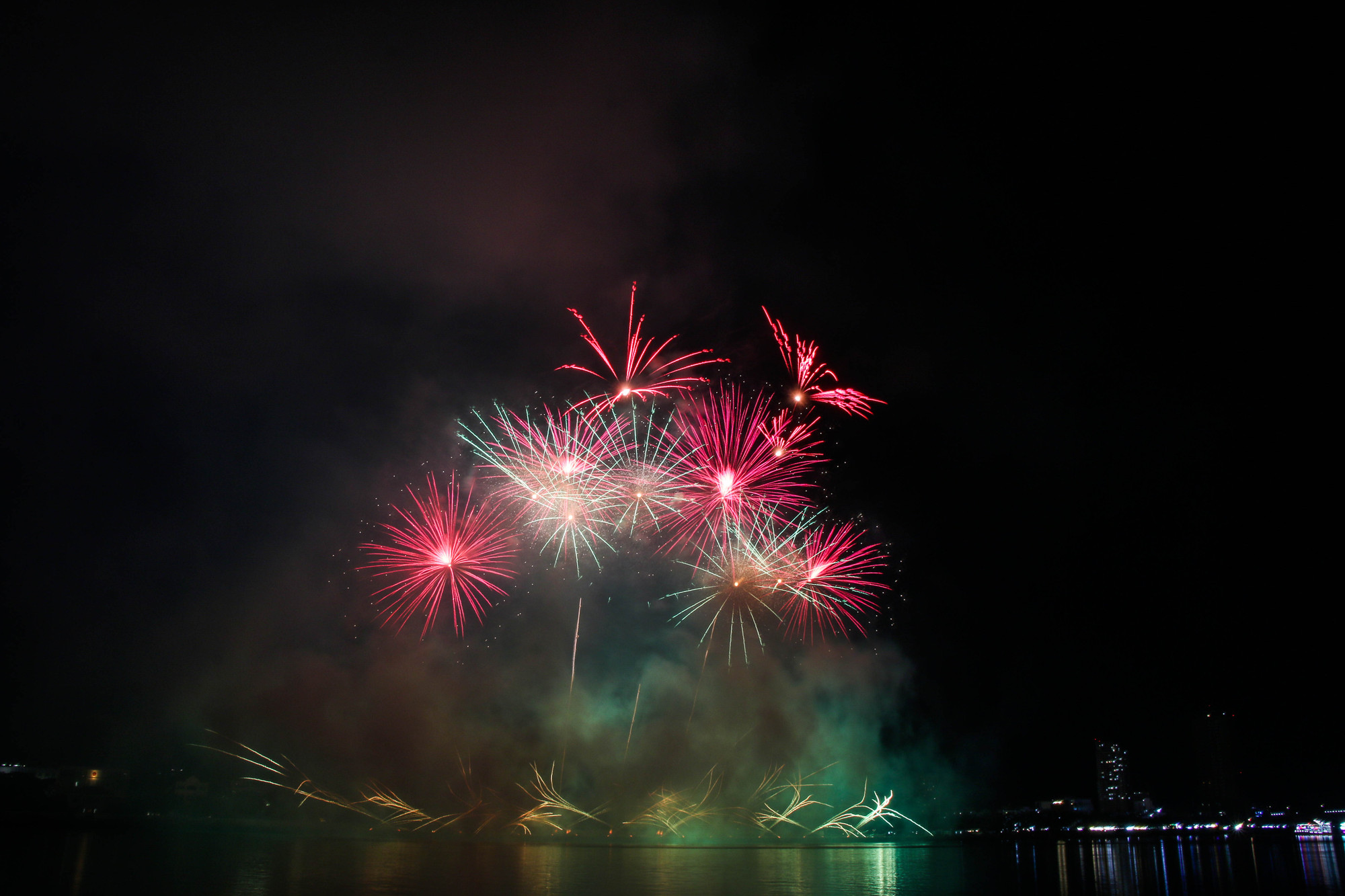 Đêm khai mạc sống động trong bản giao hưởng diệu kỳ của pháo hoa, âm nhạc và ánh sáng để tô đậm tình hữu nghị và đoàn kết giữa các dân tộc trên thế giới. Đêm khai mạc sống động trong bản giao hưởng diệu kỳ của pháo hoa, âm nhạc và ánh sáng để tô đậm tình hữu nghị và đoàn kết giữa các dân tộc trên thế giới.