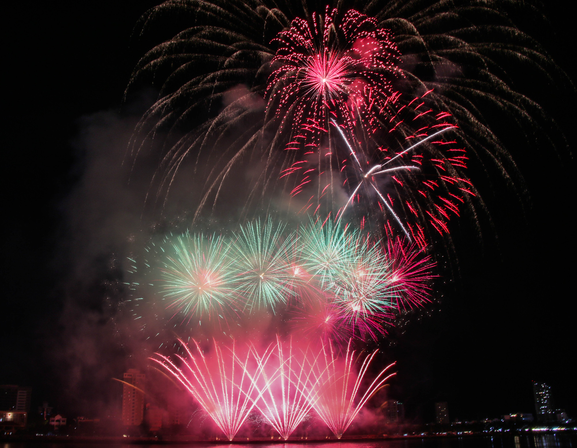 Cụ thể gồm: Thiên đăng - Nhân hòa - Vượng quốc. Cụ thể gồm: Thiên đăng - Nhân hòa - Vượng quốc.