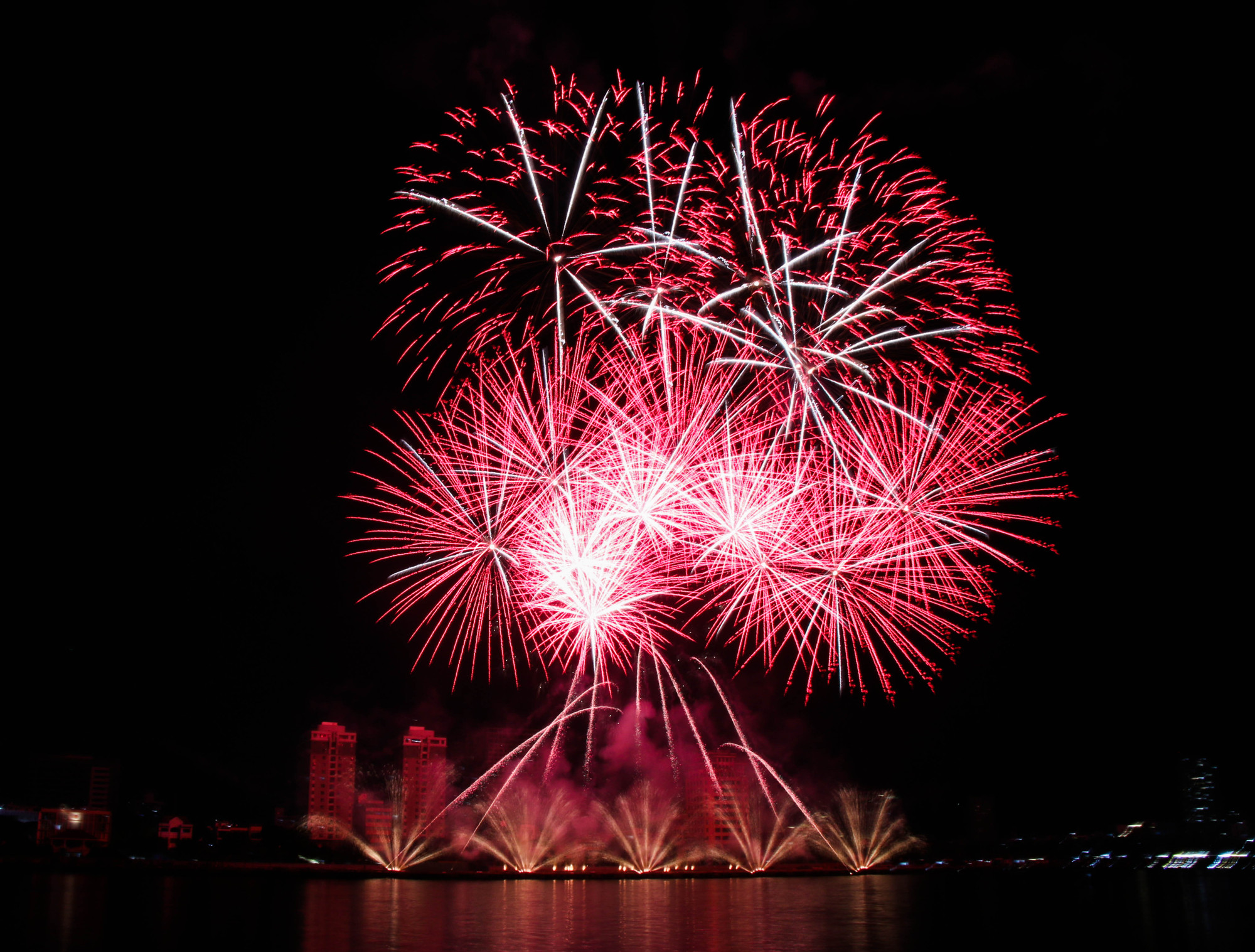 Màn đối đầu đầu tiên của DIFF 2024 đến từ đội đương kim vô địch ArtEventia (Pháp) và đội chủ nhà Đà Nẵng (Việt Nam). Mở màn đêm thi đầu tiên là đội pháo hoa Đà Nẵng (Việt Nam). Màn đối đầu đầu tiên của DIFF 2024 đến từ đội đương kim vô địch ArtEventia (Pháp) và đội chủ nhà Đà Nẵng (Việt Nam). Mở màn đêm thi đầu tiên là đội pháo hoa Đà Nẵng (Việt Nam).