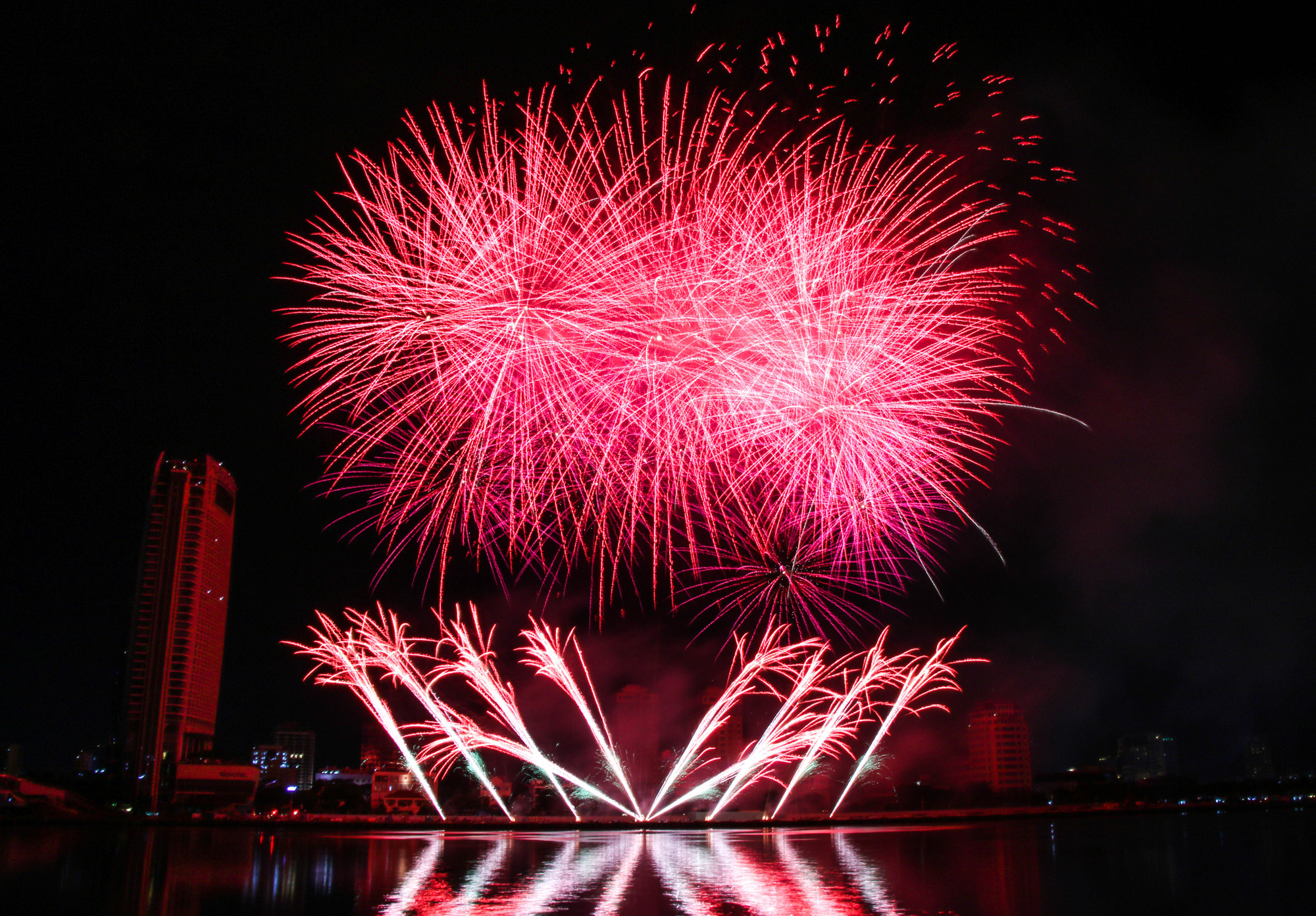 Đội thi còn ghi điểm mạnh mẽ với khán giả khi mang cả âm nhạc Việt Nam với bài “Ngọt ngào ở ngày mai” của Mỹ Tâm và rapper Suboi vào phần trình diễn của mình. Đội thi còn ghi điểm mạnh mẽ với khán giả khi mang cả âm nhạc Việt Nam với bài “Ngọt ngào ở ngày mai” của Mỹ Tâm và rapper Suboi vào phần trình diễn của mình.