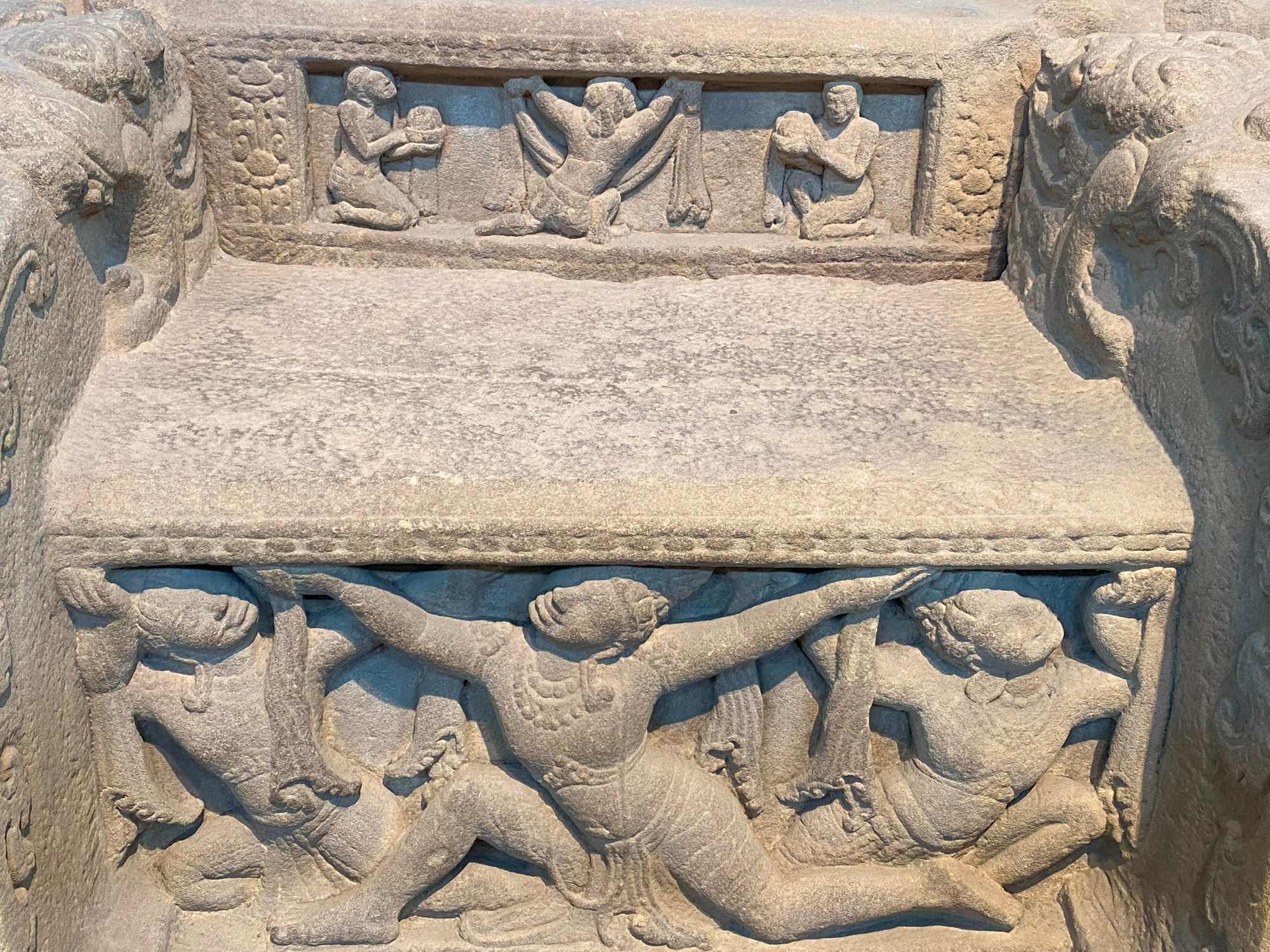 Đài thờ này nổi bật với việc tái hiện chi tiết các yếu tố kiến trúc của ngôi tháp Chăm, từ bậc tam cấp đến vòm cửa và trụ cửa, cũng như hình ảnh động vật và hoa lá. Đài thờ này nổi bật với việc tái hiện chi tiết các yếu tố kiến trúc của ngôi tháp Chăm, từ bậc tam cấp đến vòm cửa và trụ cửa, cũng như hình ảnh động vật và hoa lá.