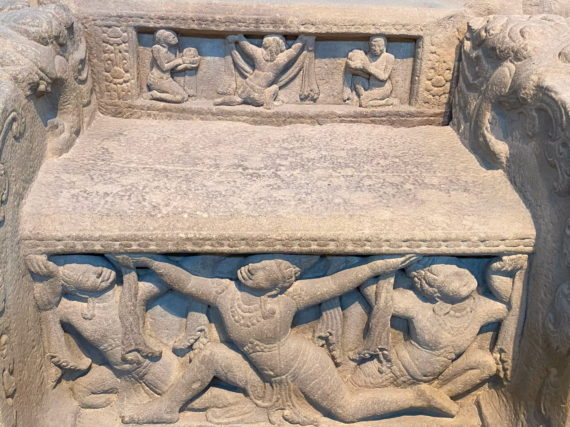 Đài thờ này nổi bật với việc tái hiện chi tiết các yếu tố kiến trúc của ngôi tháp Chăm, từ bậc tam cấp đến vòm cửa và trụ cửa, cũng như hình ảnh động vật và hoa lá.