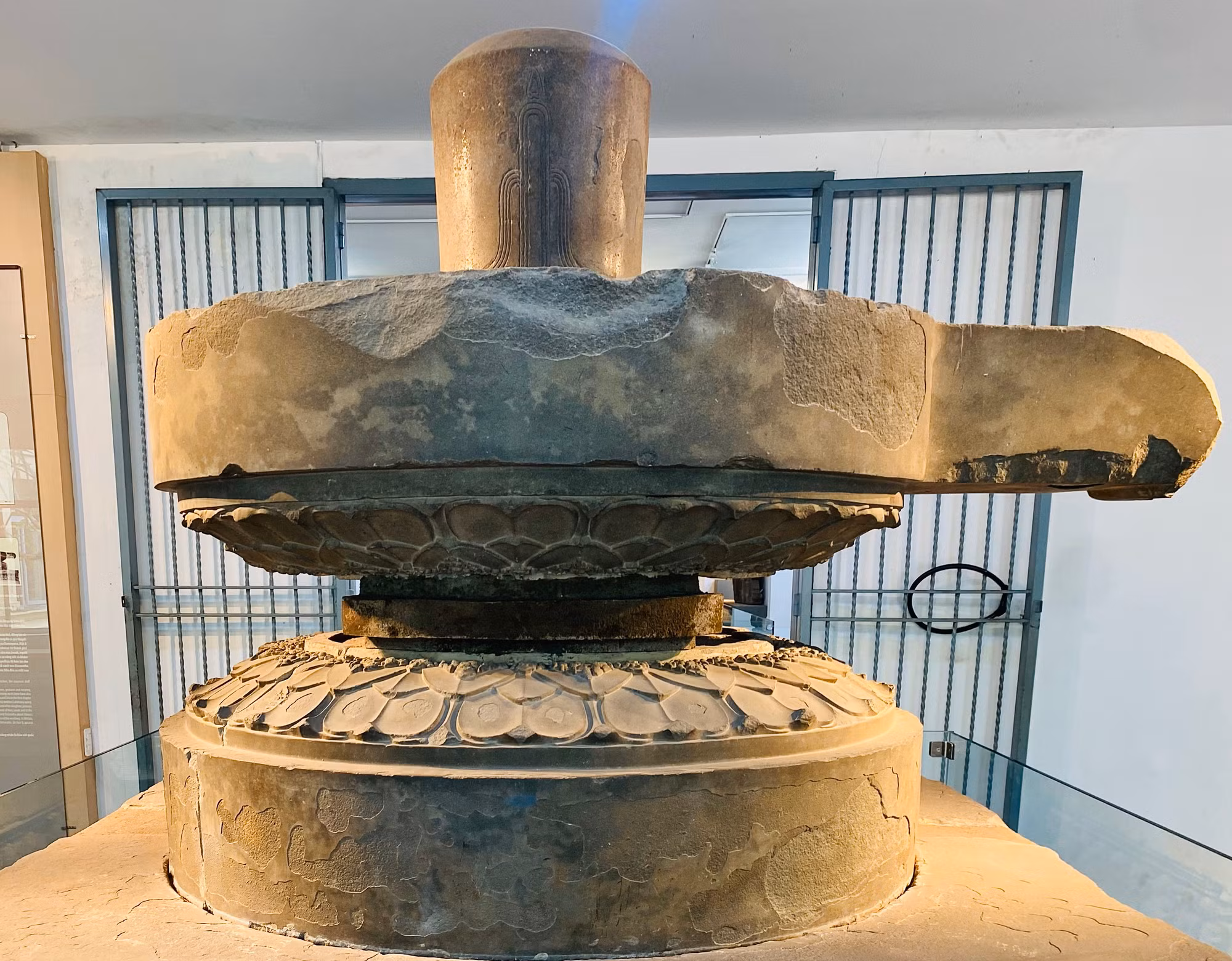 Đài thờ Trà Kiệu, một tác phẩm nghệ thuật thế kỷ VII – VIII bằng sa thạch từ Trà Kiệu (Quảng Nam), đóng vai trò quan trọng trong văn hóa tâm linh của người Chăm, kết nối thần linh với đền tháp, trời và đất. Đặt tại vị trí trung tâm của ngôi tháp chính, đài thờ này không chỉ là nơi tôn kính vị thần chủ thể của ngôi tháp mà còn là điểm tập trung năng lượng tâm linh.