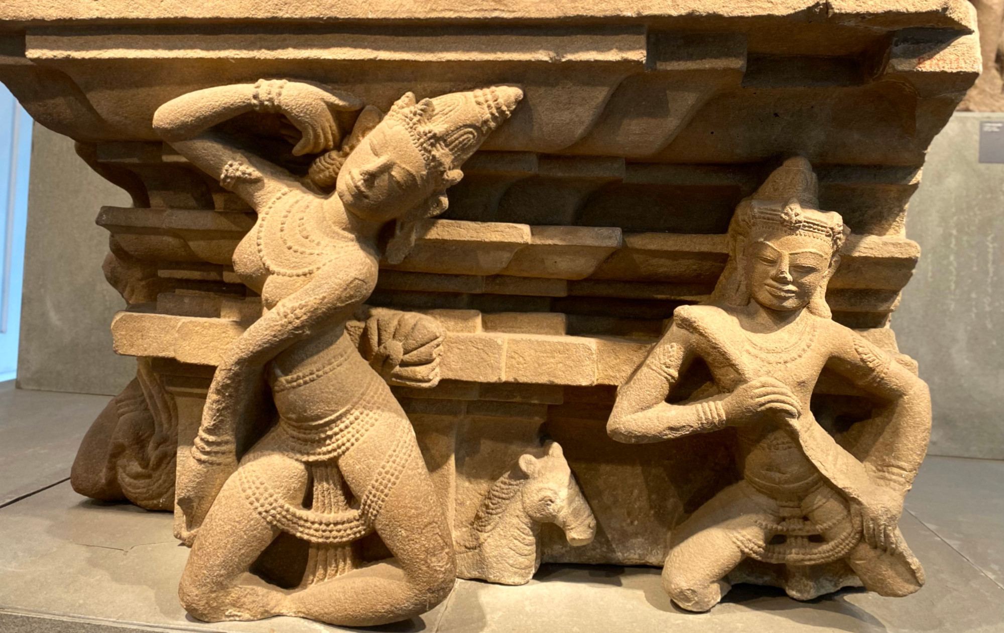 Phù điêu được đặt cùng các phù điêu đế tháp và tượng vũ công phía trên để tái hiện đài thờ vũ nữ Trà Kiệu. Phù điêu được đặt cùng các phù điêu đế tháp và tượng vũ công phía trên để tái hiện đài thờ vũ nữ Trà Kiệu.