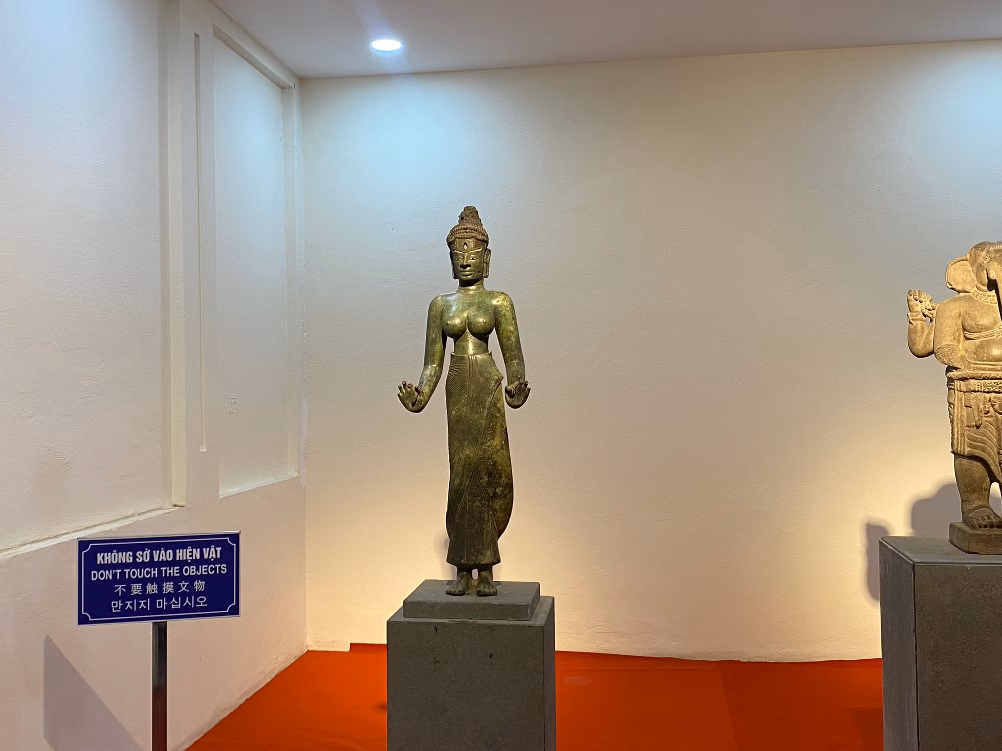 Pho tượng bồ tát Tara, một tác phẩm nghệ thuật bằng đồng từ cuối thế kỷ IX đến đầu thế kỷ X tại Đồng Dương (Quảng Nam), cao 1,15m, được phát hiện vào năm 1978. Tượng nữ thần đứng với hai tay cầm hoa sen và vỏ ốc.