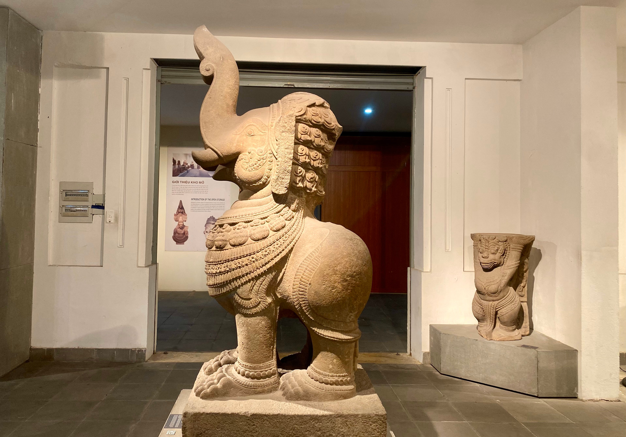 Tượng Gajasimha không chỉ độc đáo về mặt biểu tượng mà còn thể hiện những đặc trưng nghệ thuật của phong cách Tháp Mẫm. Tượng Gajasimha không chỉ độc đáo về mặt biểu tượng mà còn thể hiện những đặc trưng nghệ thuật của phong cách Tháp Mẫm.