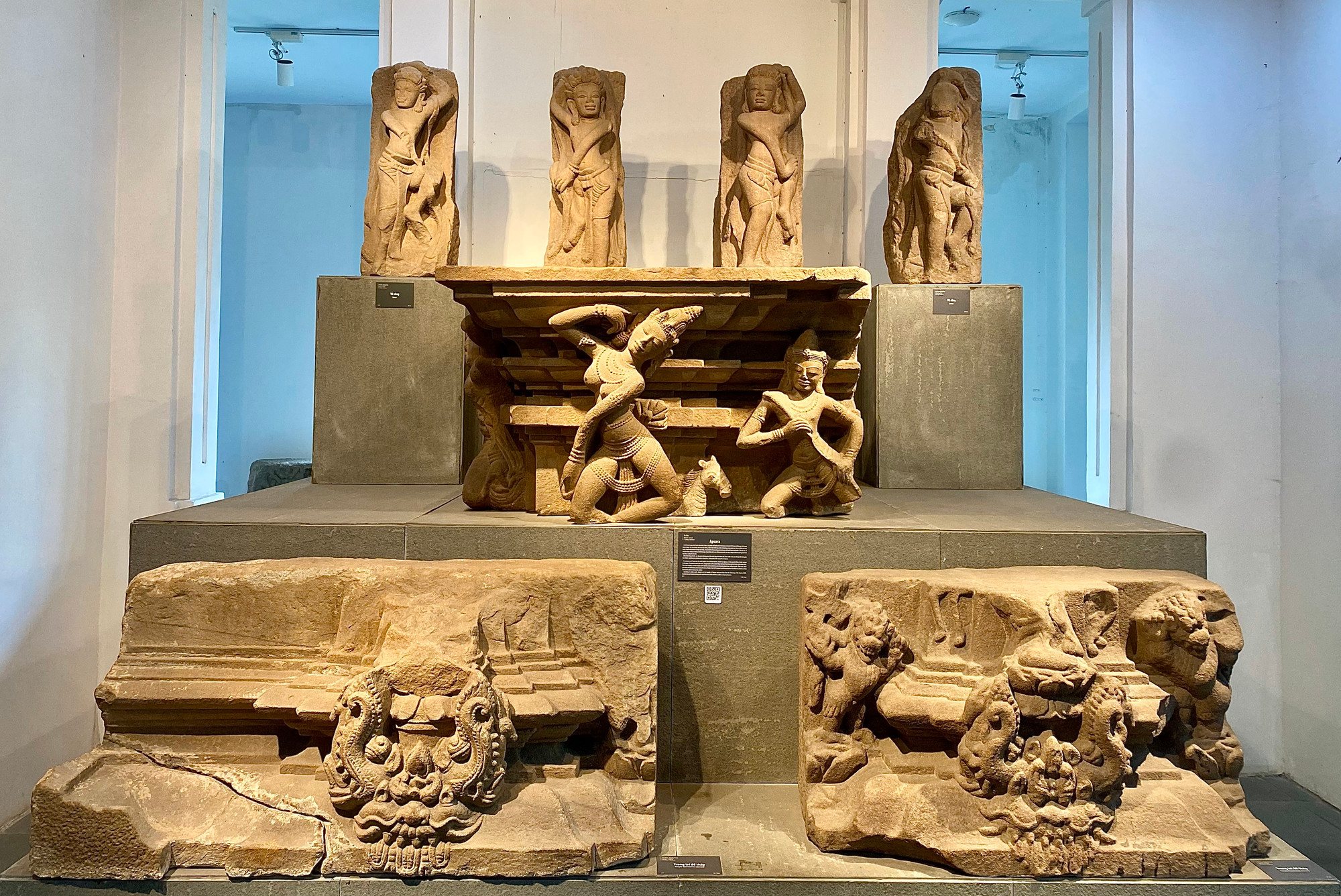 Phù điêu Apsara Trà Kiệu, từ thế kỷ X và tìm thấy tại Trà Kiệu, Quảng Nam, là một kiệt tác điêu khắc Chăm, phản ánh sự uyển chuyển và vẻ đẹp mỹ miều của các Apsara - nàng tiên trong thần thoại Ấn Độ, sinh ra từ cuộc Khuấy Biển Sữa huyền thoại. Phù điêu Apsara Trà Kiệu, từ thế kỷ X và tìm thấy tại Trà Kiệu, Quảng Nam, là một kiệt tác điêu khắc Chăm, phản ánh sự uyển chuyển và vẻ đẹp mỹ miều của các Apsara - nàng tiên trong thần thoại Ấn Độ, sinh ra từ cuộc Khuấy Biển Sữa huyền thoại.