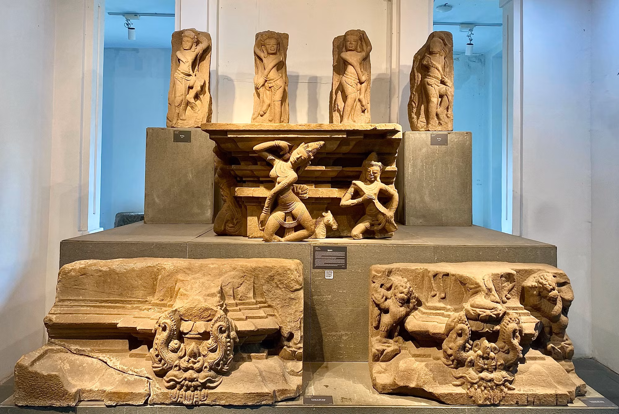 Phù điêu Apsara Trà Kiệu, từ thế kỷ X và tìm thấy tại Trà Kiệu, Quảng Nam, là một kiệt tác điêu khắc Chăm, phản ánh sự uyển chuyển và vẻ đẹp mỹ miều của các Apsara - nàng tiên trong thần thoại Ấn Độ, sinh ra từ cuộc Khuấy Biển Sữa huyền thoại.