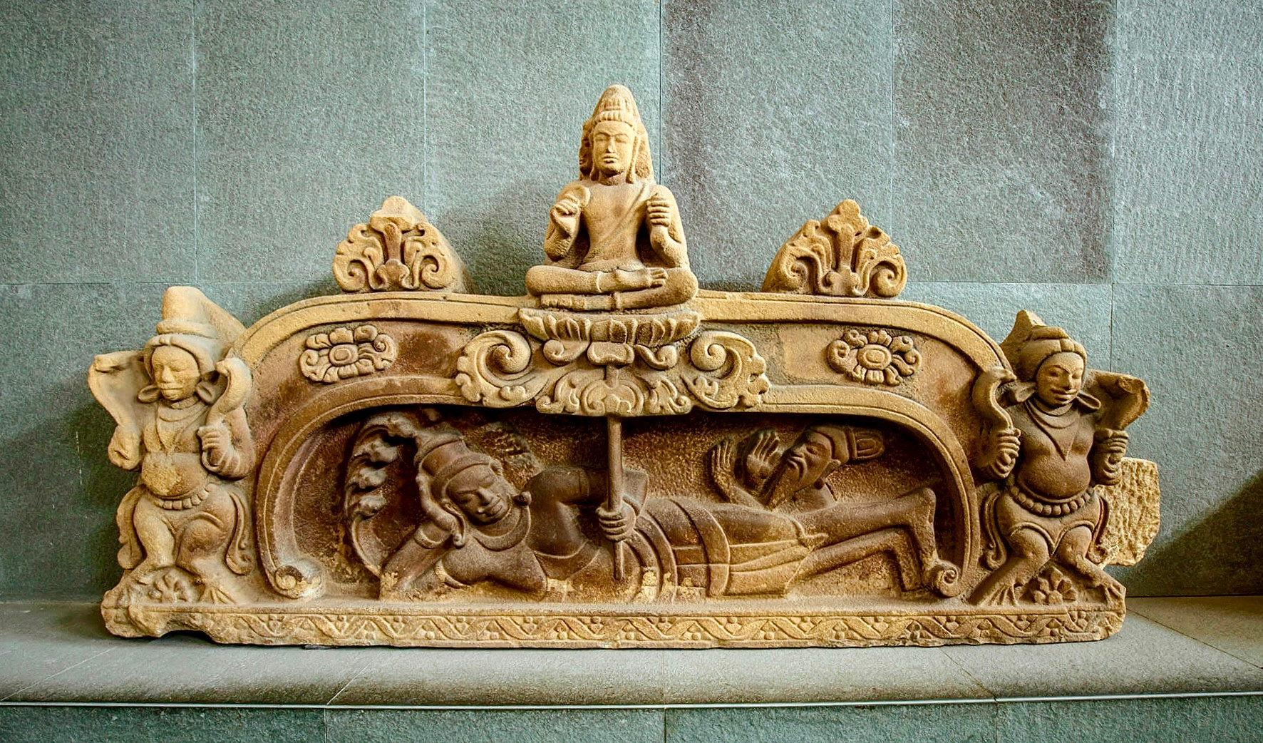 Bức chạm sa thạch "Đản sinh Brahma" từ Mỹ Sơn (Quảng Nam), niên đại thuộc thế kỷ VII – VIII, được trang trí trên vòm cửa của tháp Mỹ Sơn E1. Bức chạm sa thạch "Đản sinh Brahma" từ Mỹ Sơn (Quảng Nam), niên đại thuộc thế kỷ VII – VIII, được trang trí trên vòm cửa của tháp Mỹ Sơn E1.