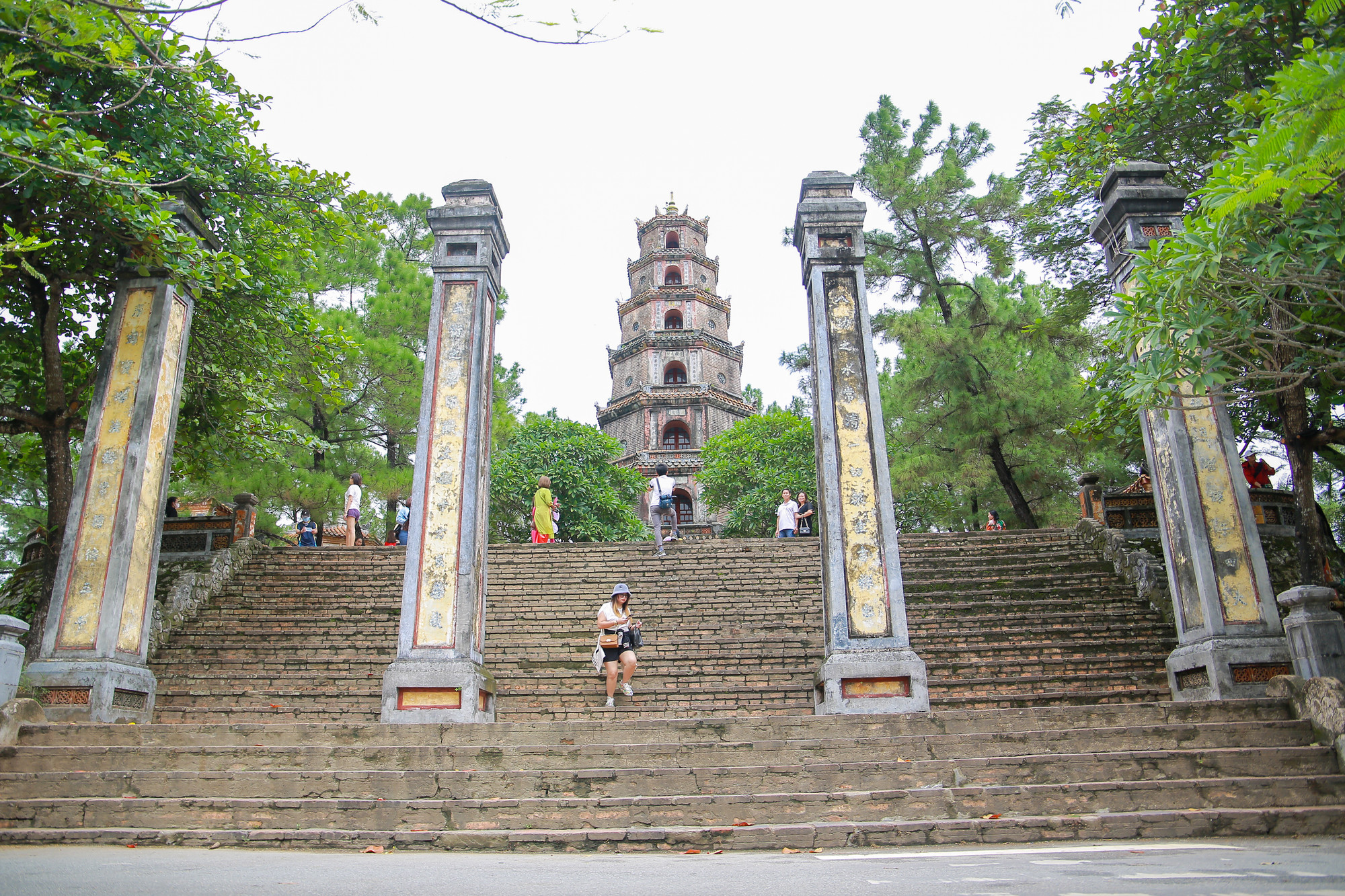 Về kiến trúc, chùa Thiên Mụ có hướng mặt ra phía dòng sông Hương thơ mộng. Phía trước chùa là 4 trụ biểu lớn cùng 19 bậc từ dưới đường lên đến sân chùa.