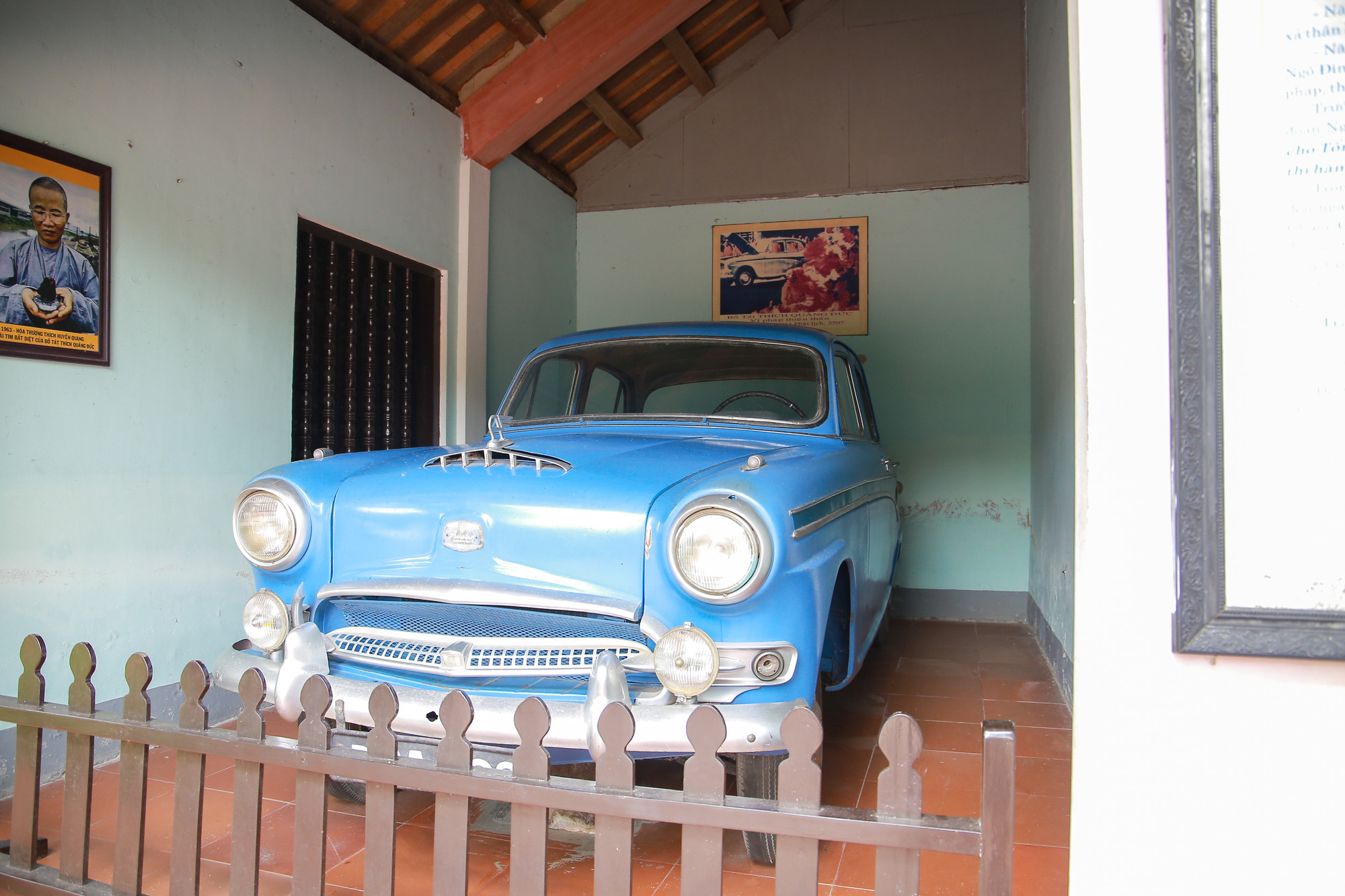 Cạnh hòn non bộ là chiếc ô tô - di vật của cố hòa thượng Thích Quảng Đức để lại trước khi châm lửa tự thiêu để phản đối chính sách đàn áp Phật giáo của chế độ Ngô Đình Diệm năm 1963.