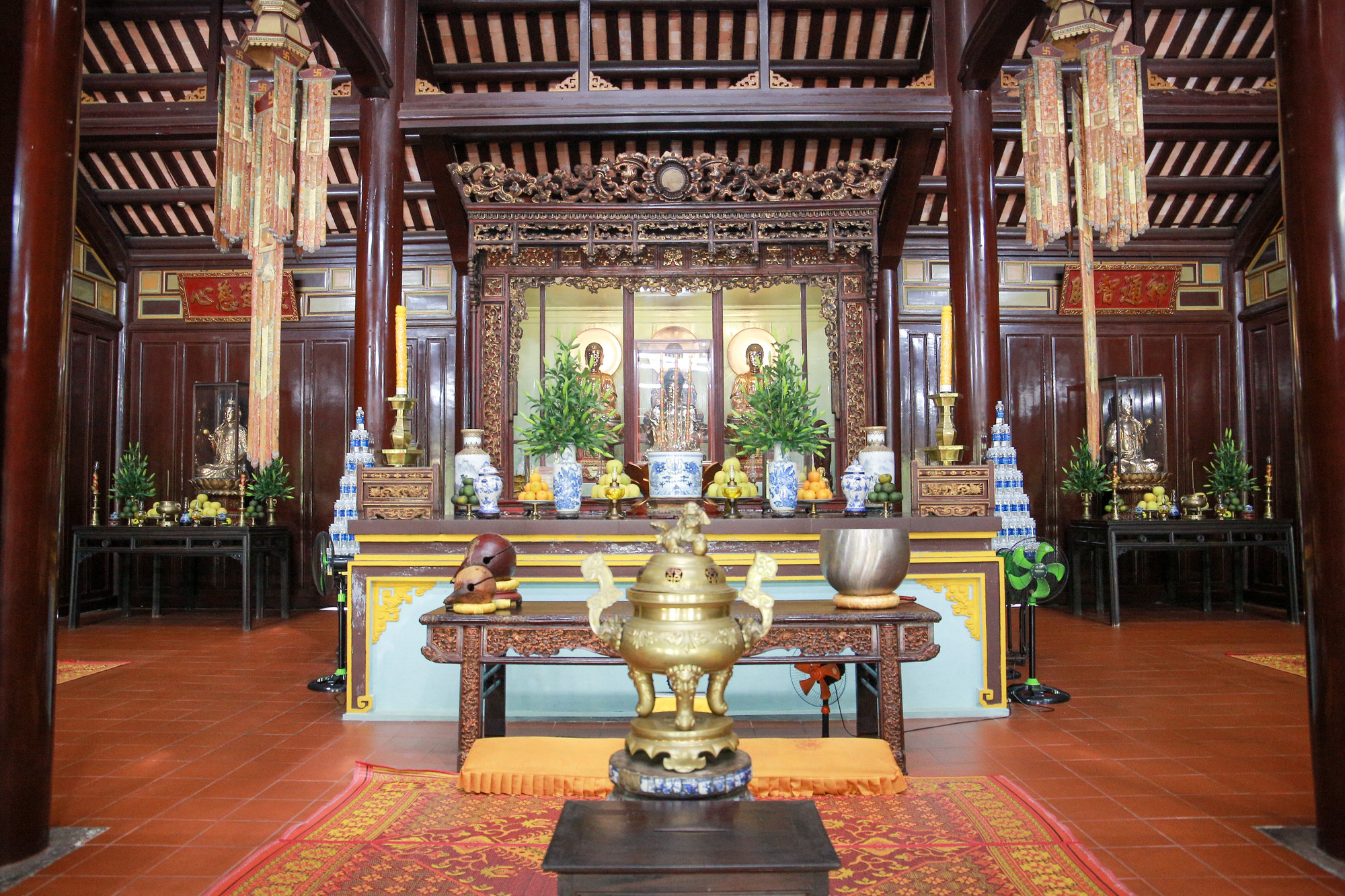 Qua cổng Tam là một khoảng sân rộng với các hàng cây, sân vườn dẫn vào nhà rường là chánh điện của chùa – nơi thờ cúng và tổ chức các nghi lễ.