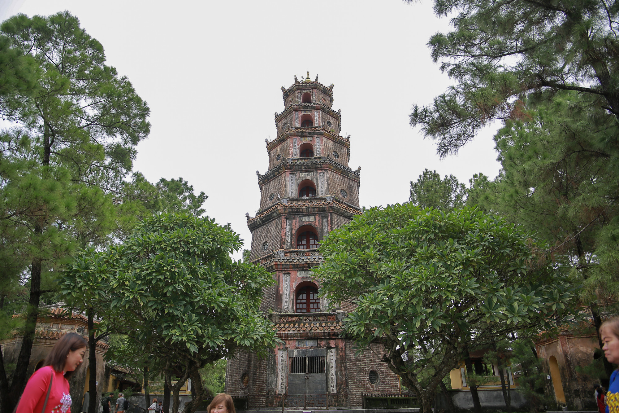 Lên đến sân chùa là tháp Phước Duyên cao 21m gồm 7 tầng, được xây dựng vào năm 1844 nhân dịp lễ “bát thọ” của Thuận Thiên Cao Hoàng Hậu (vợ vua Gia Long) là bà nội của vua Thiệu Trị.