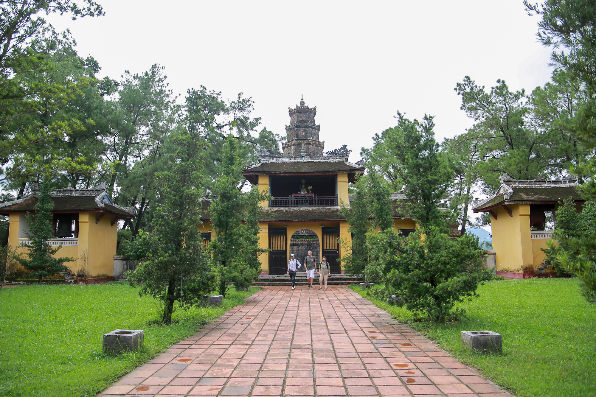 Sau tháp Phước Duyên là Tam quan chùa được xây 2 tầng, tầng trên là thờ chúa Tiên Nguyễn Hoàng và Bà Mụ, mỗi cửa có 2 pho tượng hộ pháp.