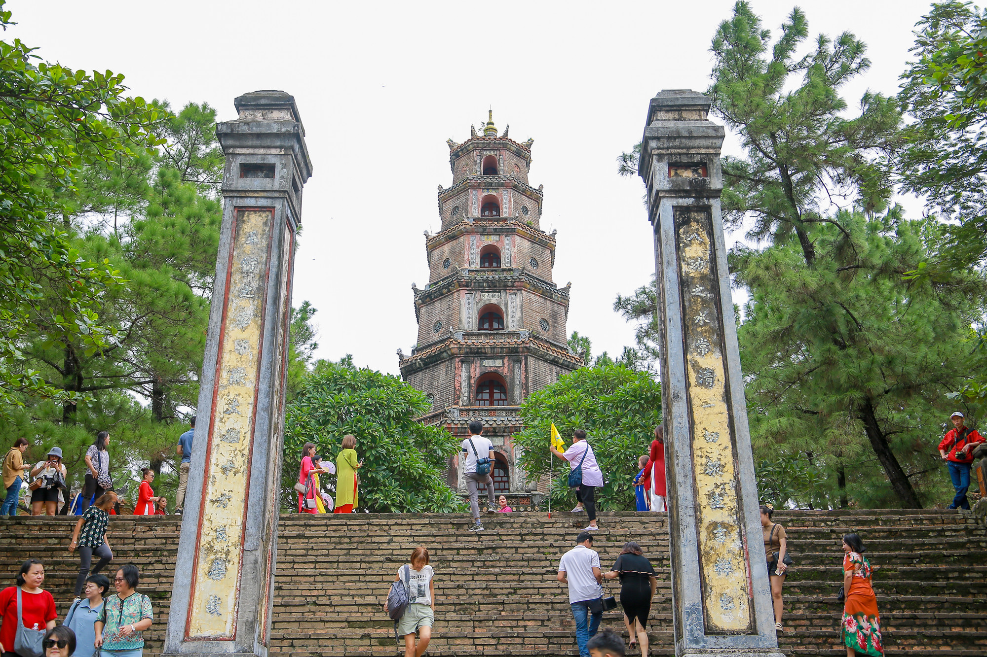 Chùa Thiên Mụ (còn gọi là chùa Linh Mụ) là ngôi chùa cổ nằm trên đồi Hà Khê, cách trung tâm TP Huế, tỉnh Thừa Thiên Huế khoảng 5km về phía Tây.