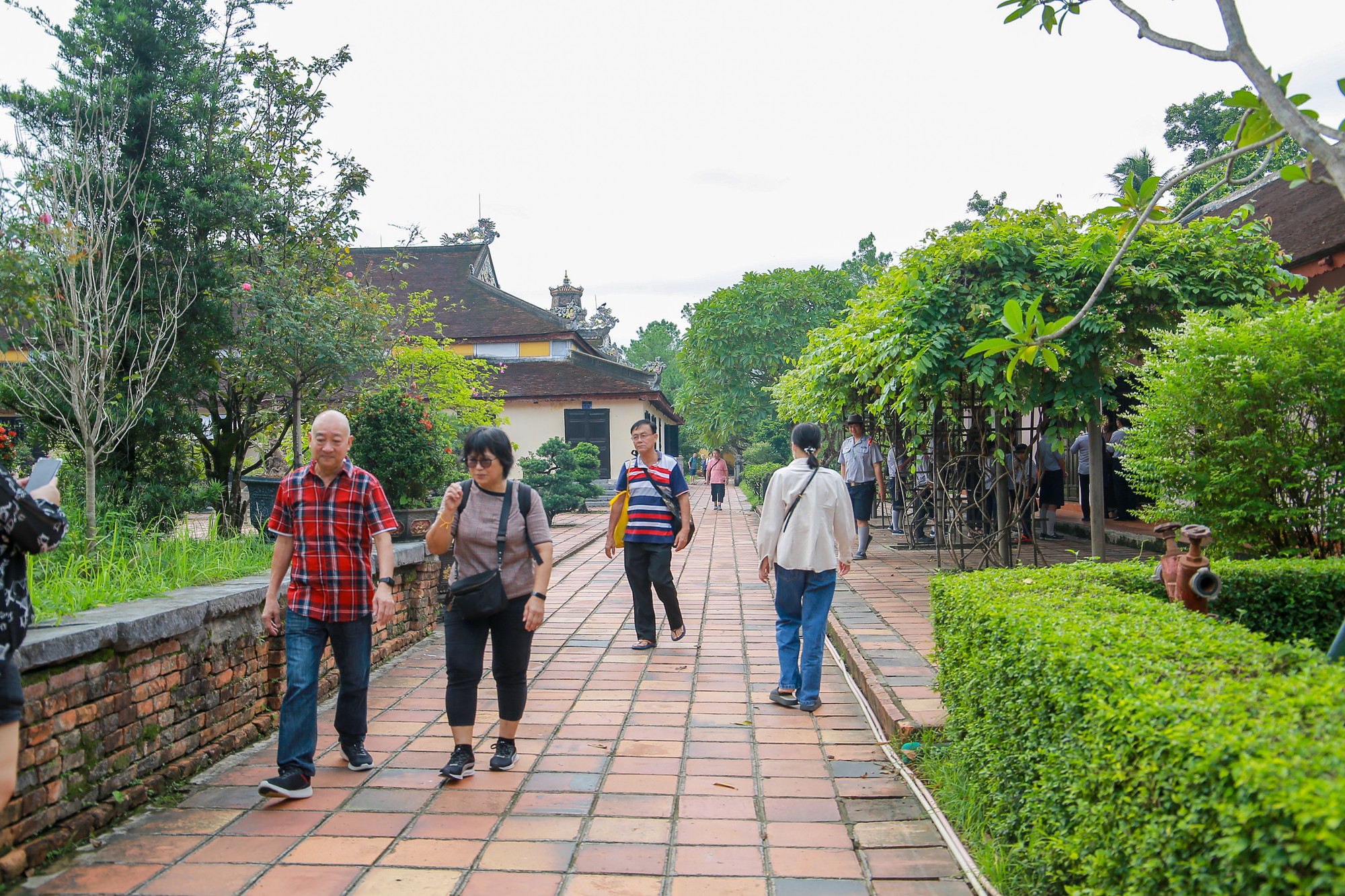 Phía sau chánh điện là khu vườn rộng với nhiều cây xanh và hoa, cùng với hòn non bộ kết hợp hồ cá Koi.
