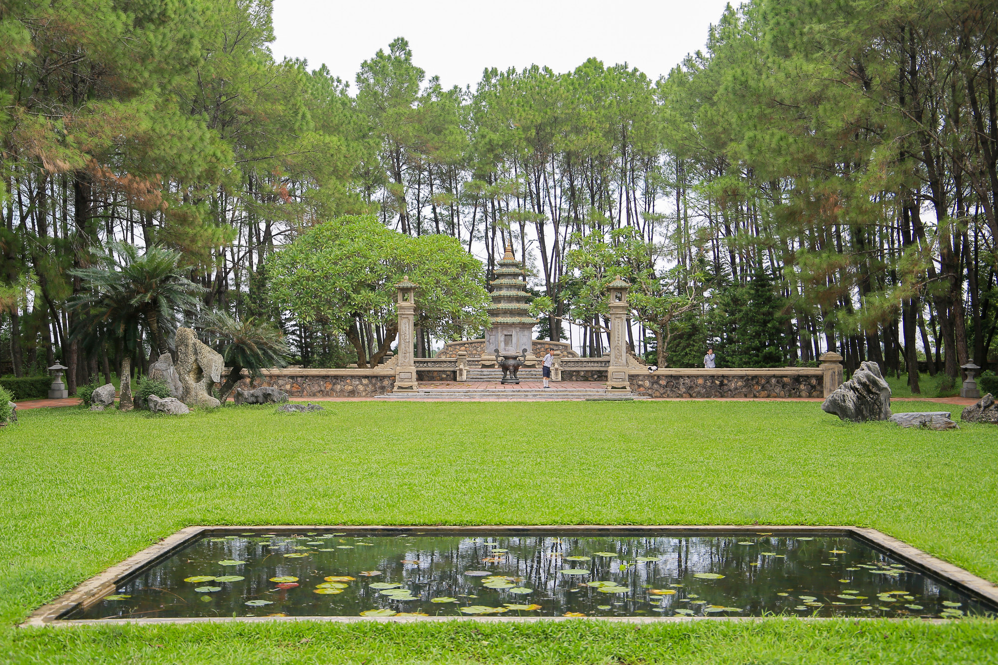 Ngoài ra, trong khuôn viên chùa còn có nhà tăng, khu sinh hoạt và cuối cùng là rừng thông cùng mộ tháp của cố hòa thượng Thích Đôn Hậu, vị trụ trì nổi tiếng của chùa Thiên Mụ.