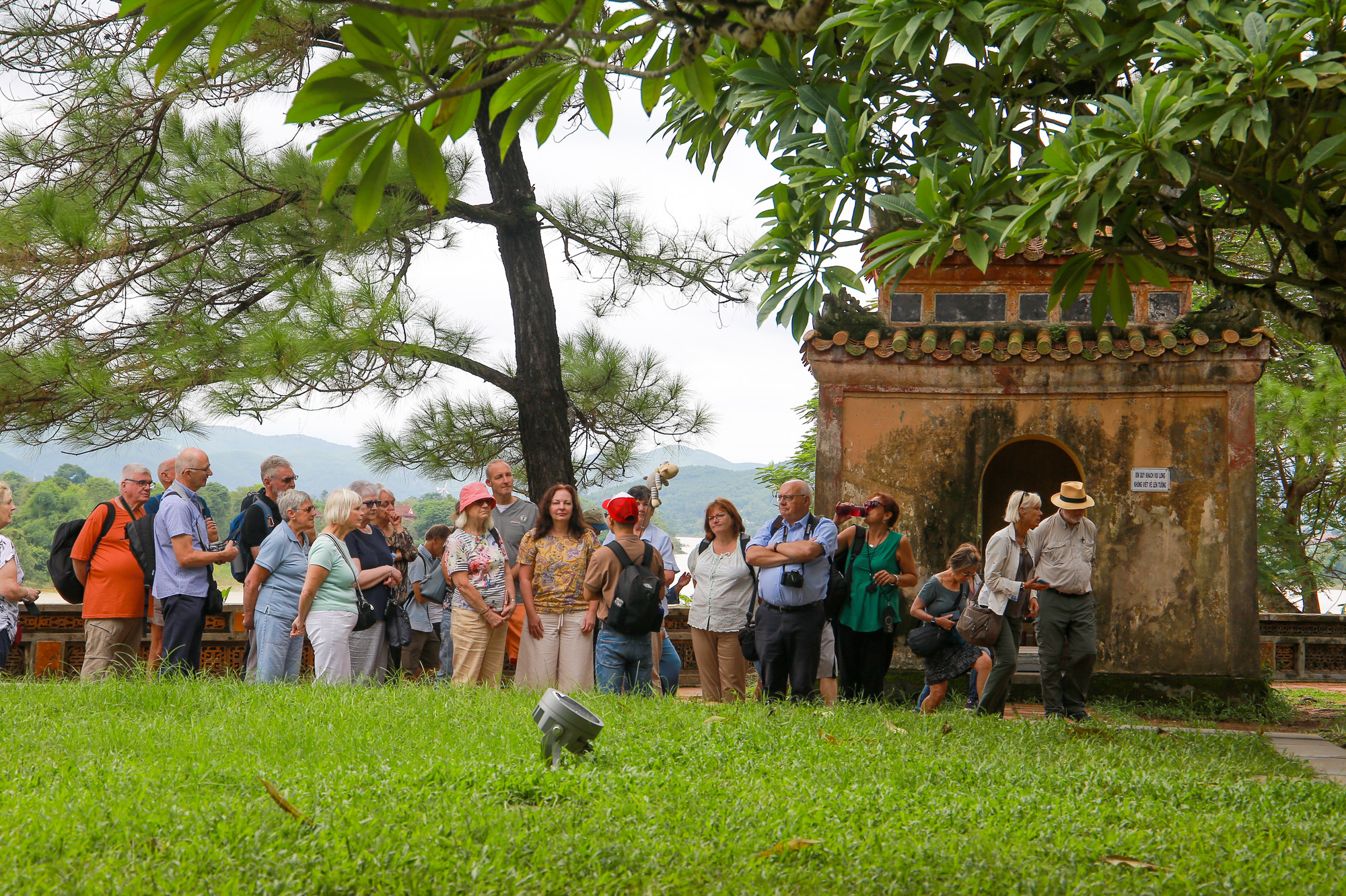 Ngôi chùa với lối thiết kế kiến trúc độc đáo, thu hút đông đảo du khách trong và ngoài nước tham quan.