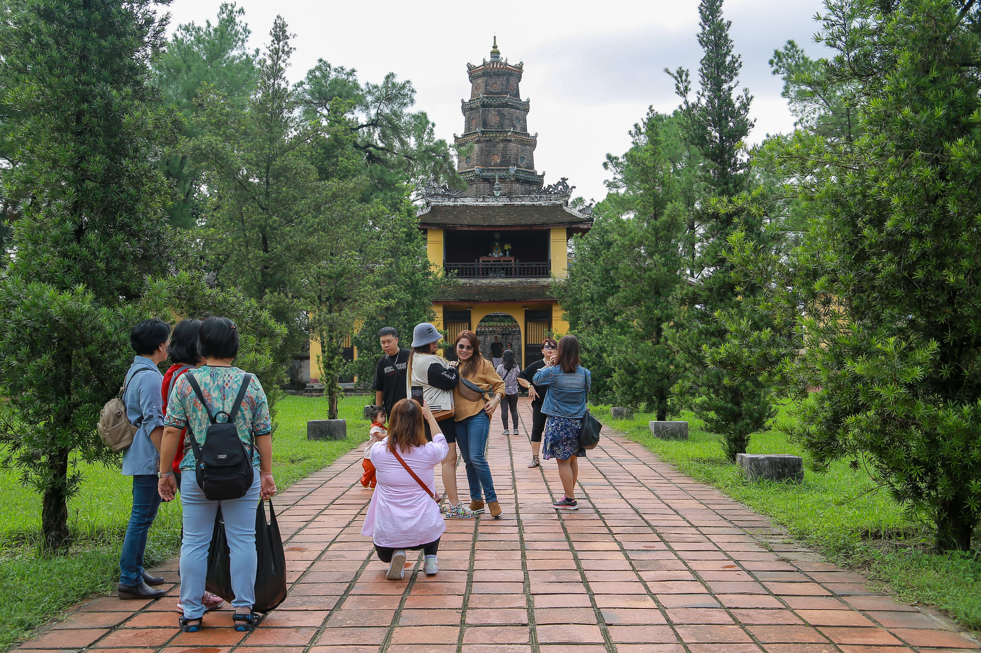 Với lịch sử tồn tại hơn 400 năm, chùa Thiên Mụ được xem là một biểu tượng văn hóa và tôn giáo của xứ Huế. (Ảnh: Hoàng Hải).