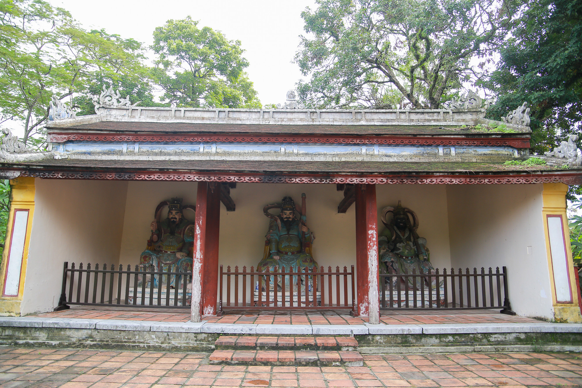 Vào bên trong cổng Tam quan, hai bên sẽ có hai gian nhà gồm 6 pho tượng hộ pháp.