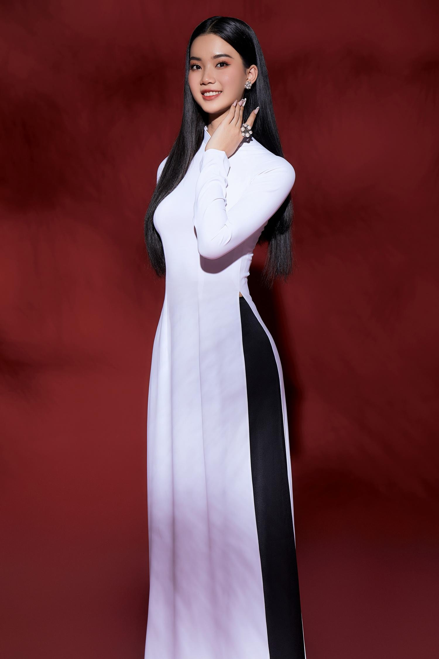 Hoàng Hương Giang.