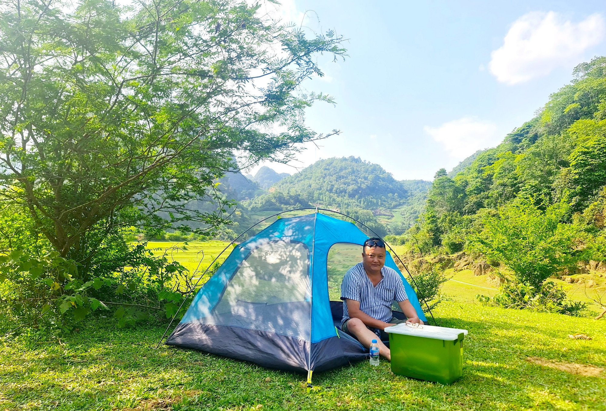 Với cảnh đẹp thiên nhiên thơ mộng, huyền ảo, núi Mắt Thần trở thành điểm đến mới lạ, hấp dẫn, được giới trẻ yêu thích. Du khách có thể mang theo đồ ăn, cắm trại dưới chân núi...