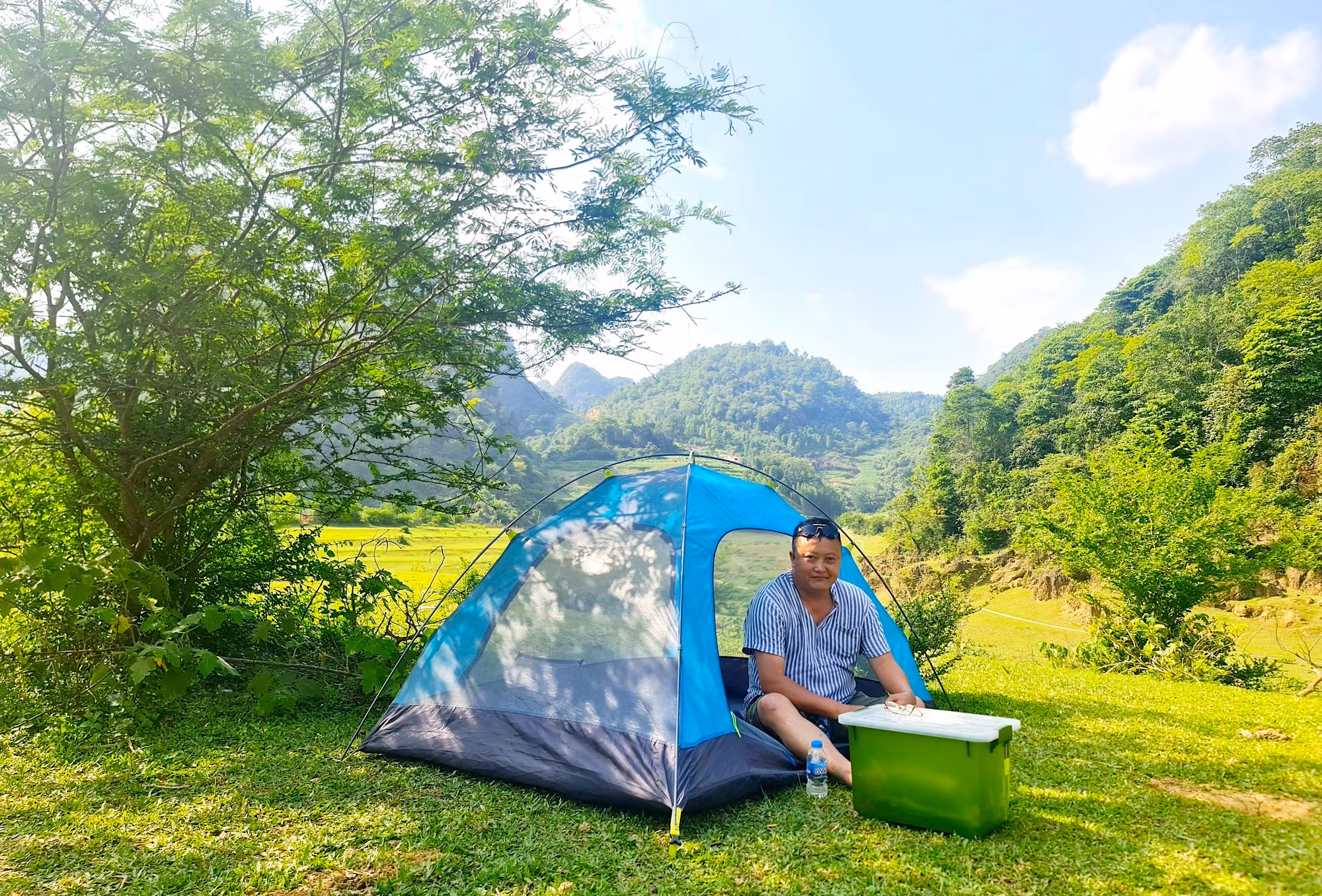 Với cảnh đẹp thiên nhiên thơ mộng, huyền ảo, núi Mắt Thần trở thành điểm đến mới lạ, hấp dẫn, được giới trẻ yêu thích. Du khách có thể mang theo đồ ăn, cắm trại dưới chân núi...