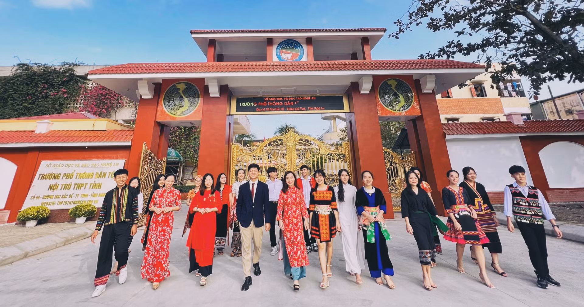 Cô trò Trường PT DTNT THPT tỉnh Nghệ An.