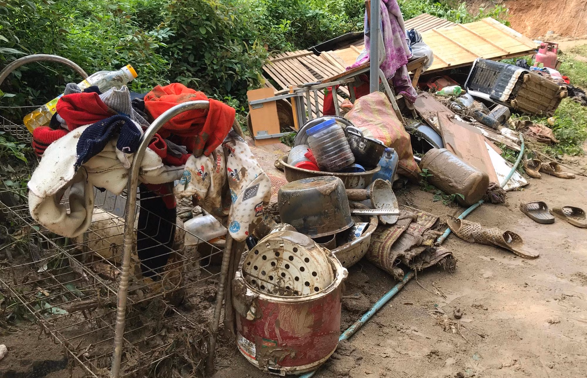 Nhiều gia đình trắng tay, tài sản sót lại vài chiếc quần áo cũ, vài đôi dép, xoong nồi đã móp méo, hư hỏng.