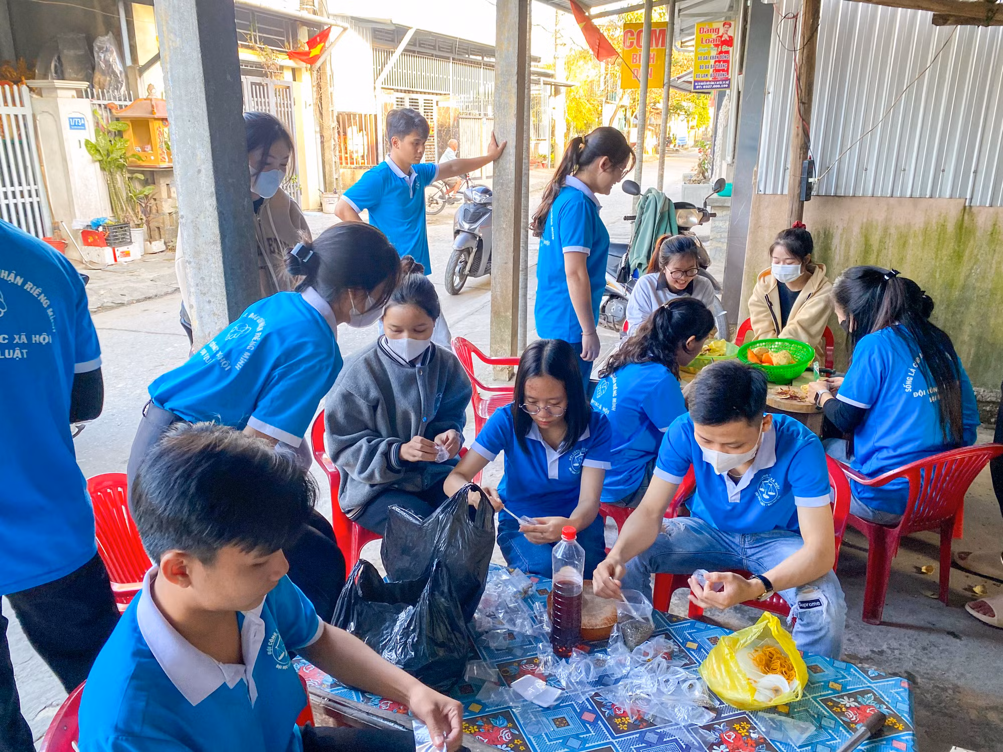 100 phần cháo thịt được các thành viên của Đội CTXH chuẩn bị nấu từ chiều và được bỏ vào trong các hộp để chuẩn bị phát vào buổi tối.